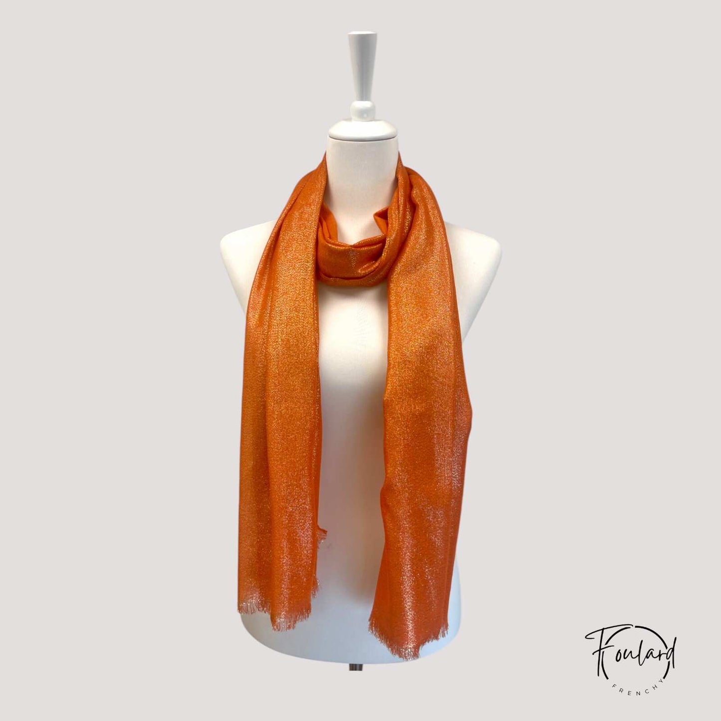 Gros plan sur texture scintillante du foulard