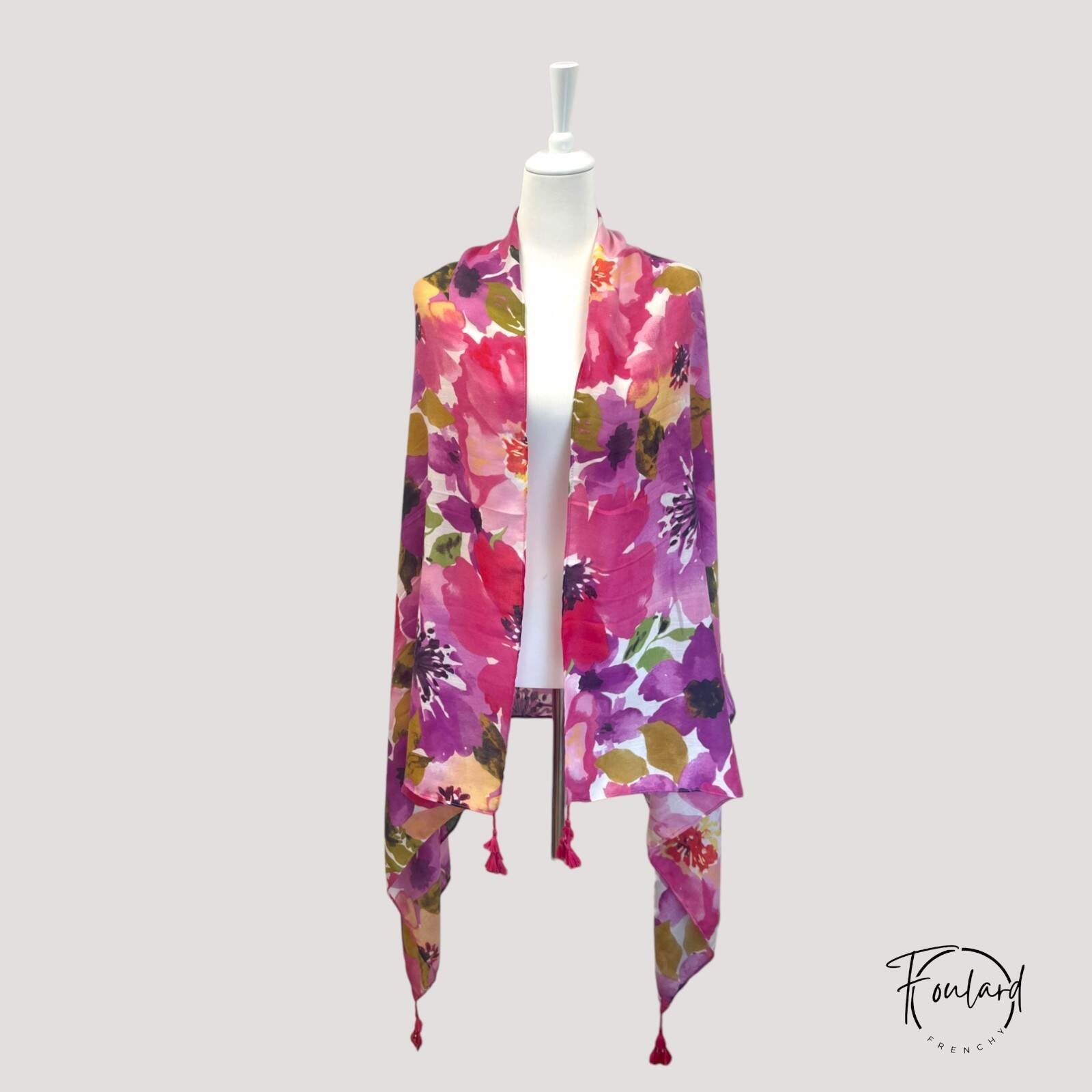Détail du tissu en viscose avec fleurs colorées