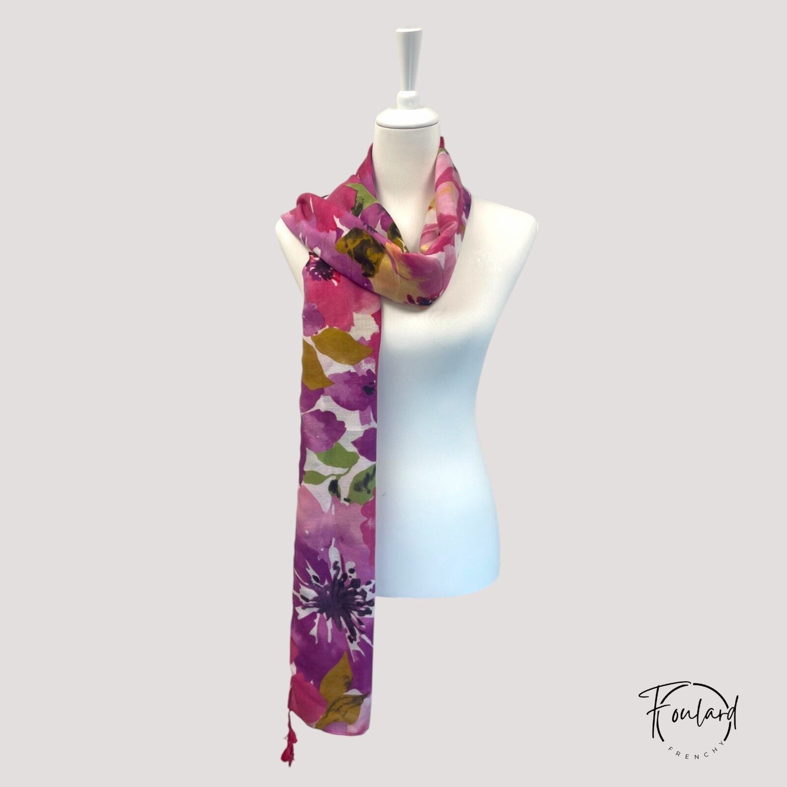 Vue rapprochée du motif floral sur fond violet