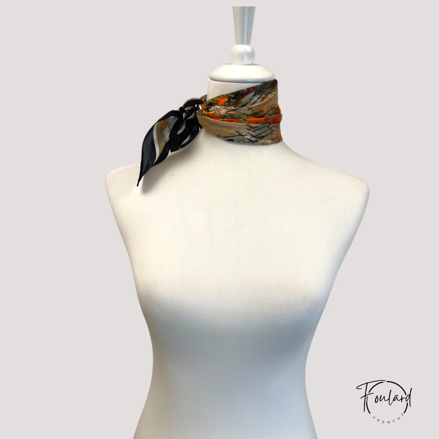 Foulard noué autour du cou, montrant les motifs