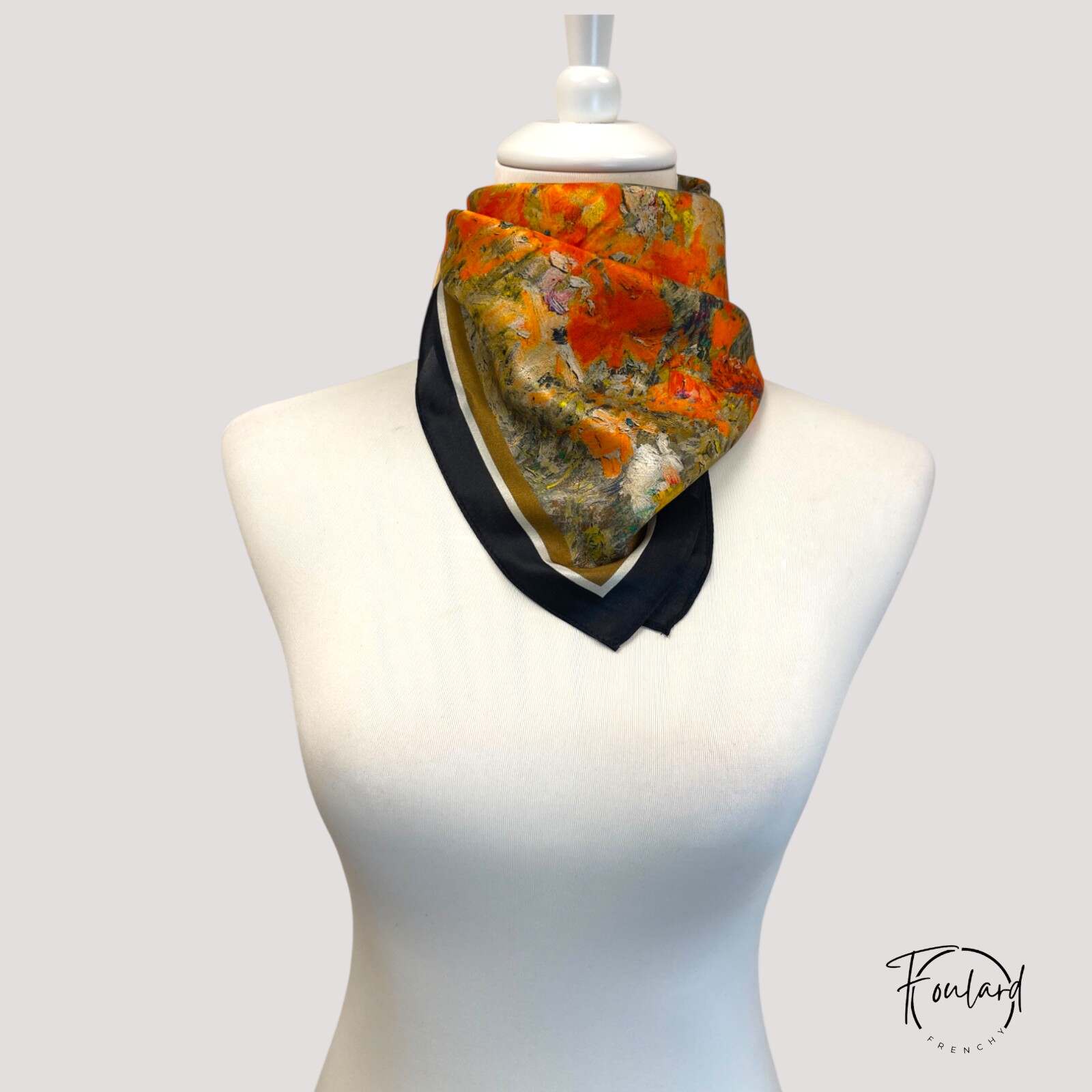 Foulard en soie carré avec motifs verts et marron