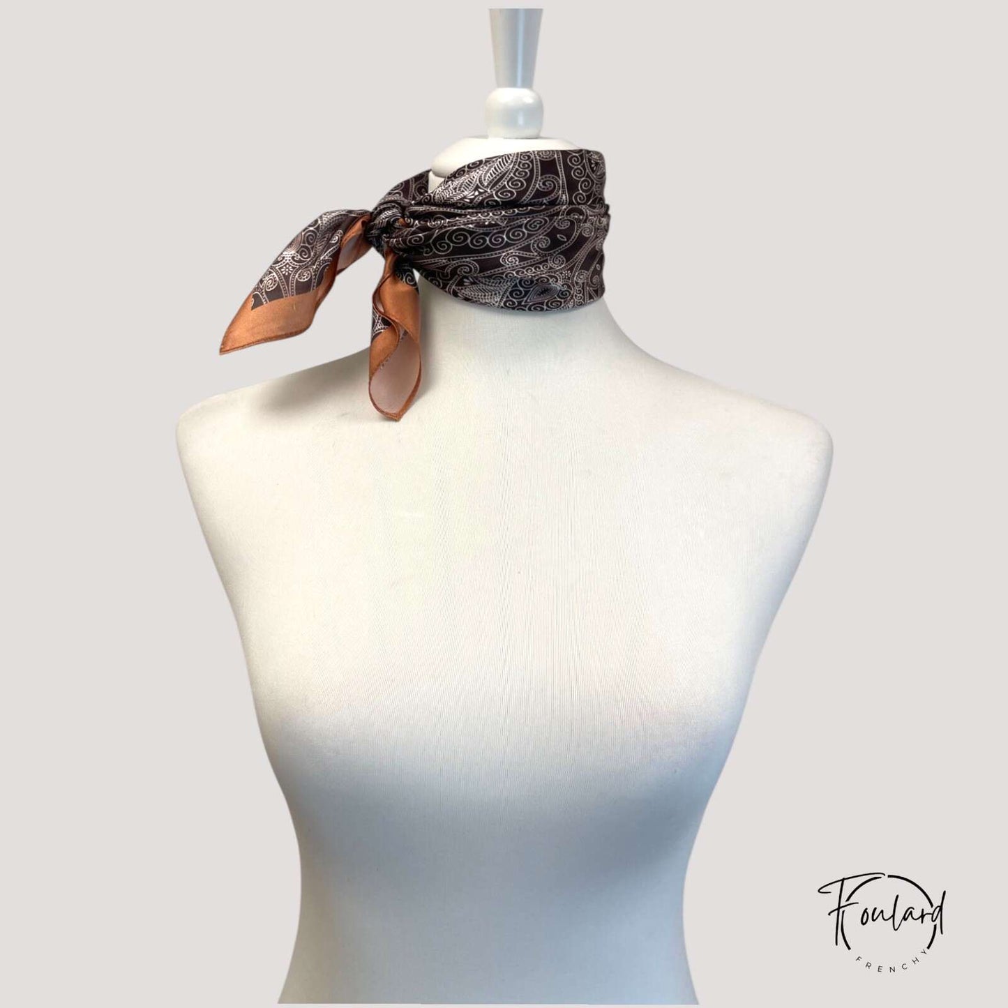 Vue d'ensemble du foulard carré en soie, motifs élégants
