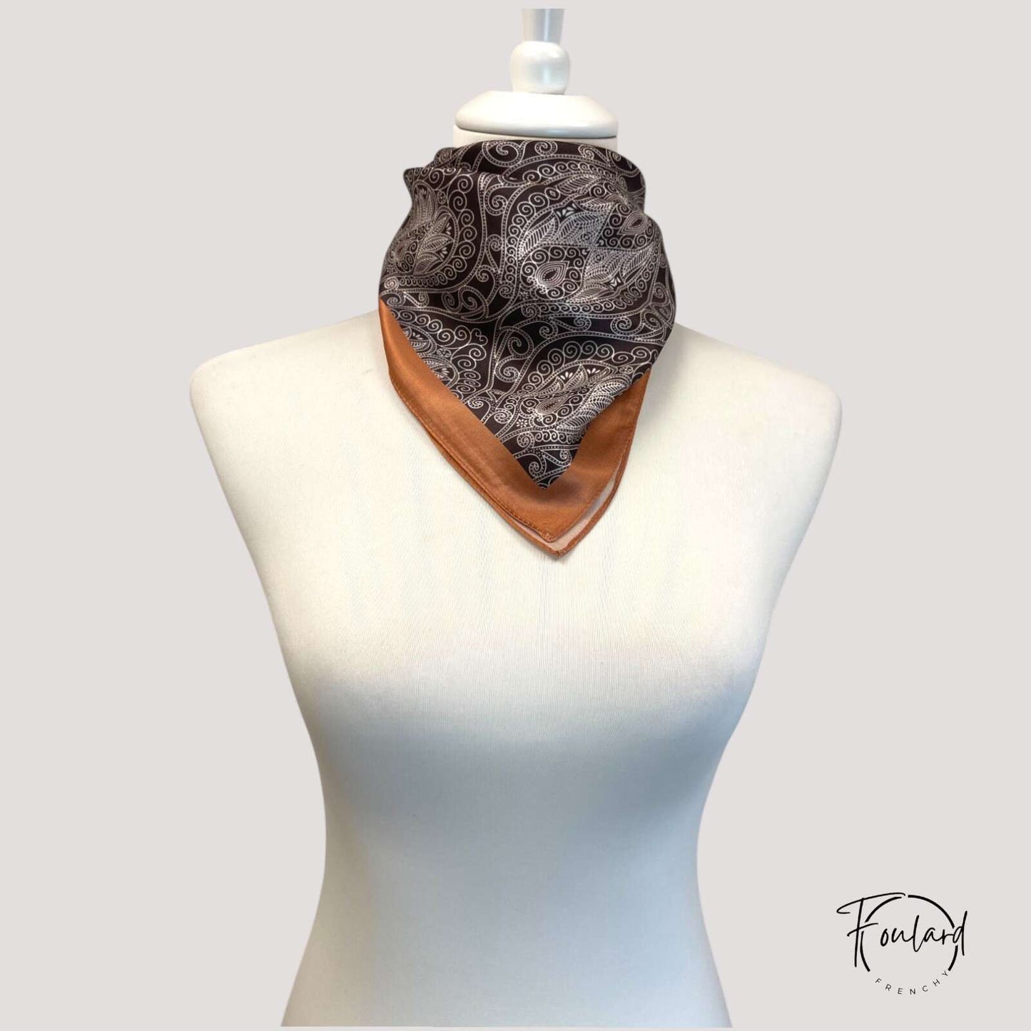 Foulard en soie marron et gris noué autour du cou