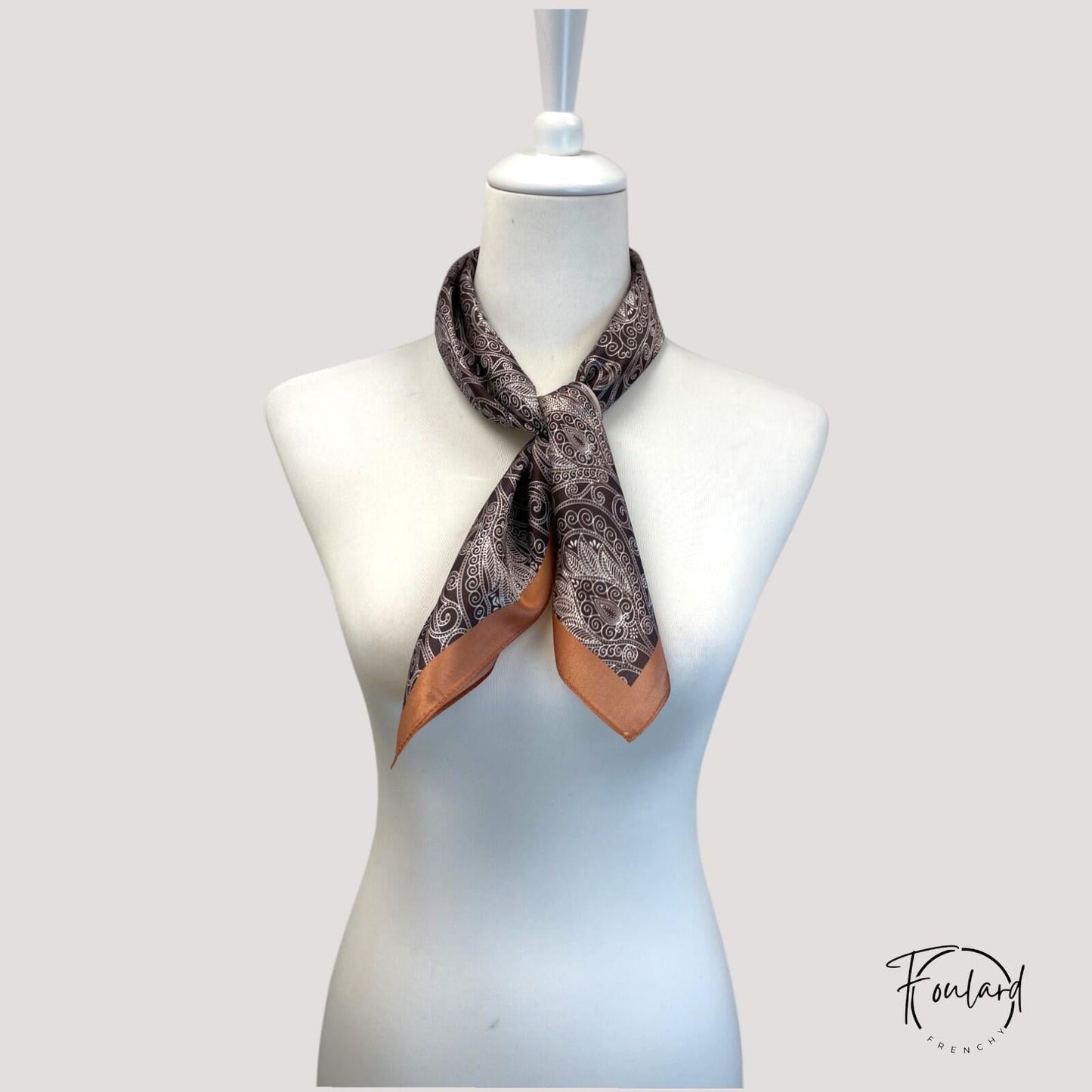 Détail des motifs marron et gris sur le foulard en soie