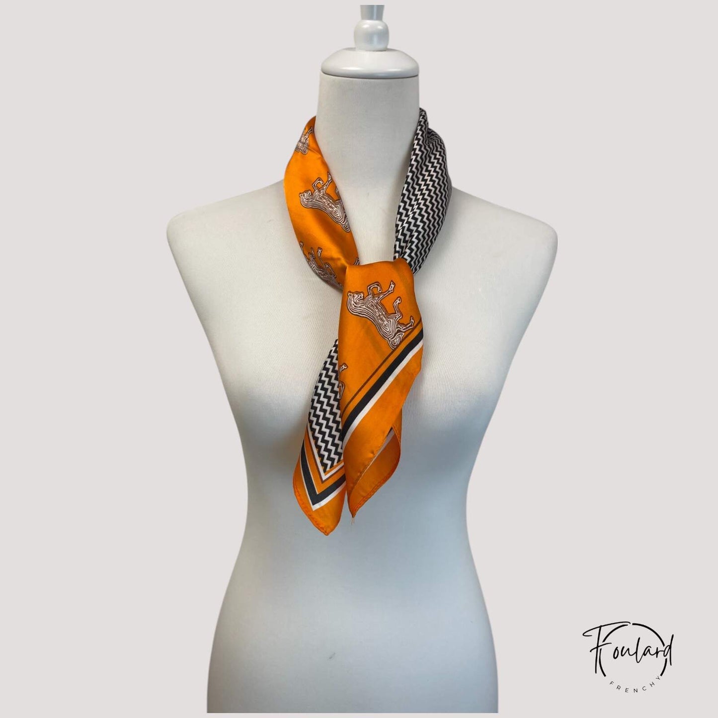 Vue de côté du foulard bohème montrant ses motifs colorés