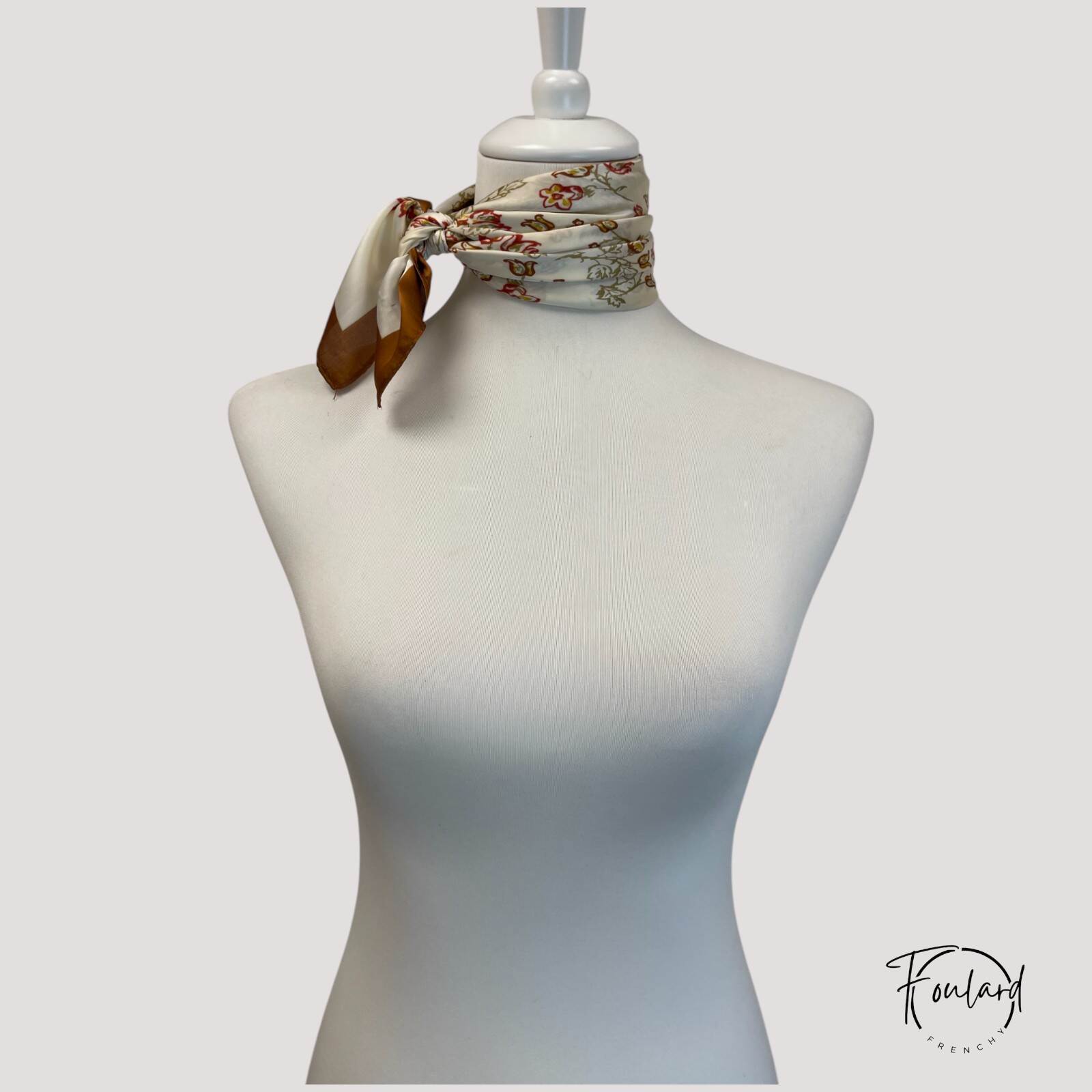Foulard brun en polyester doux sur fond blanc