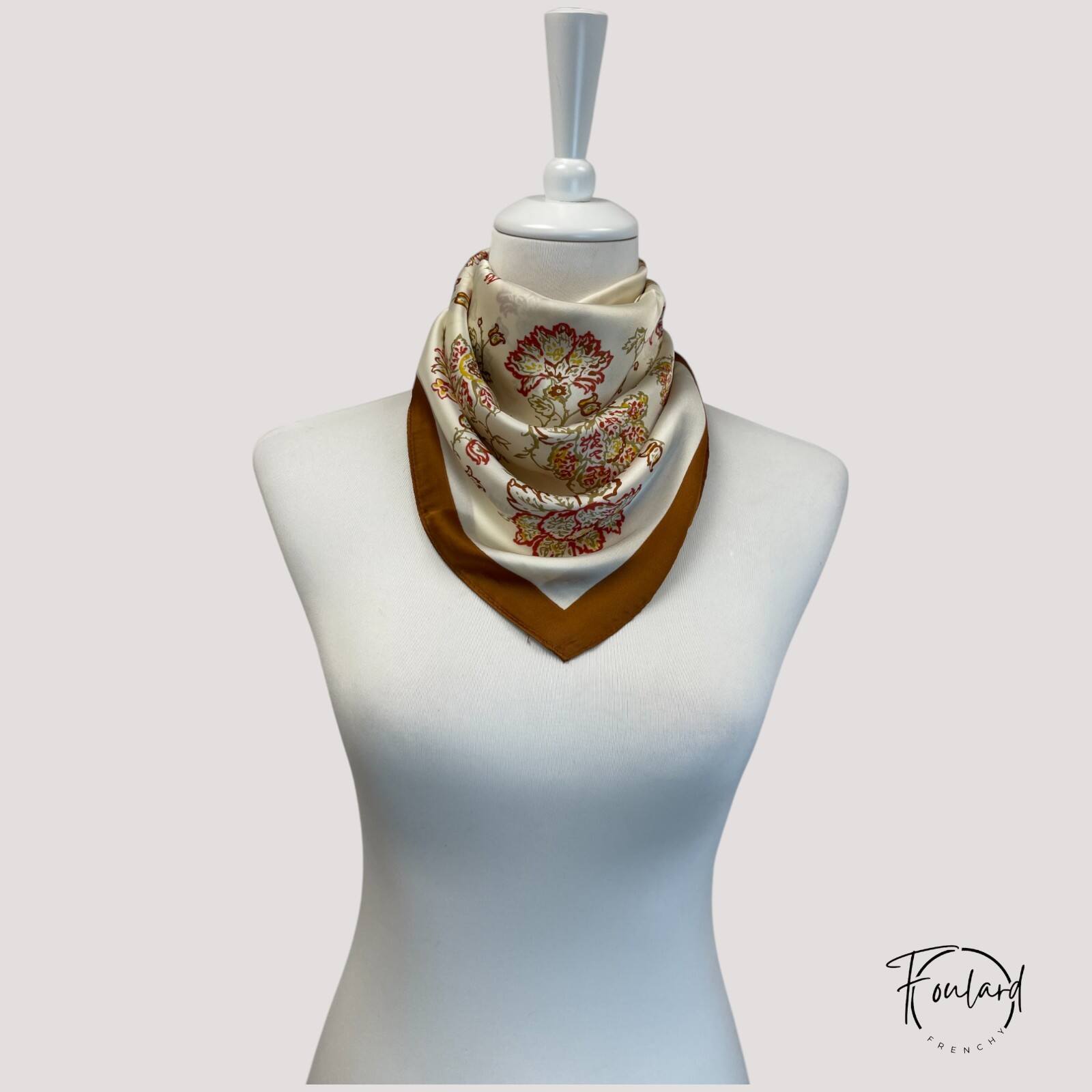 Foulard carré brun plié en triangle