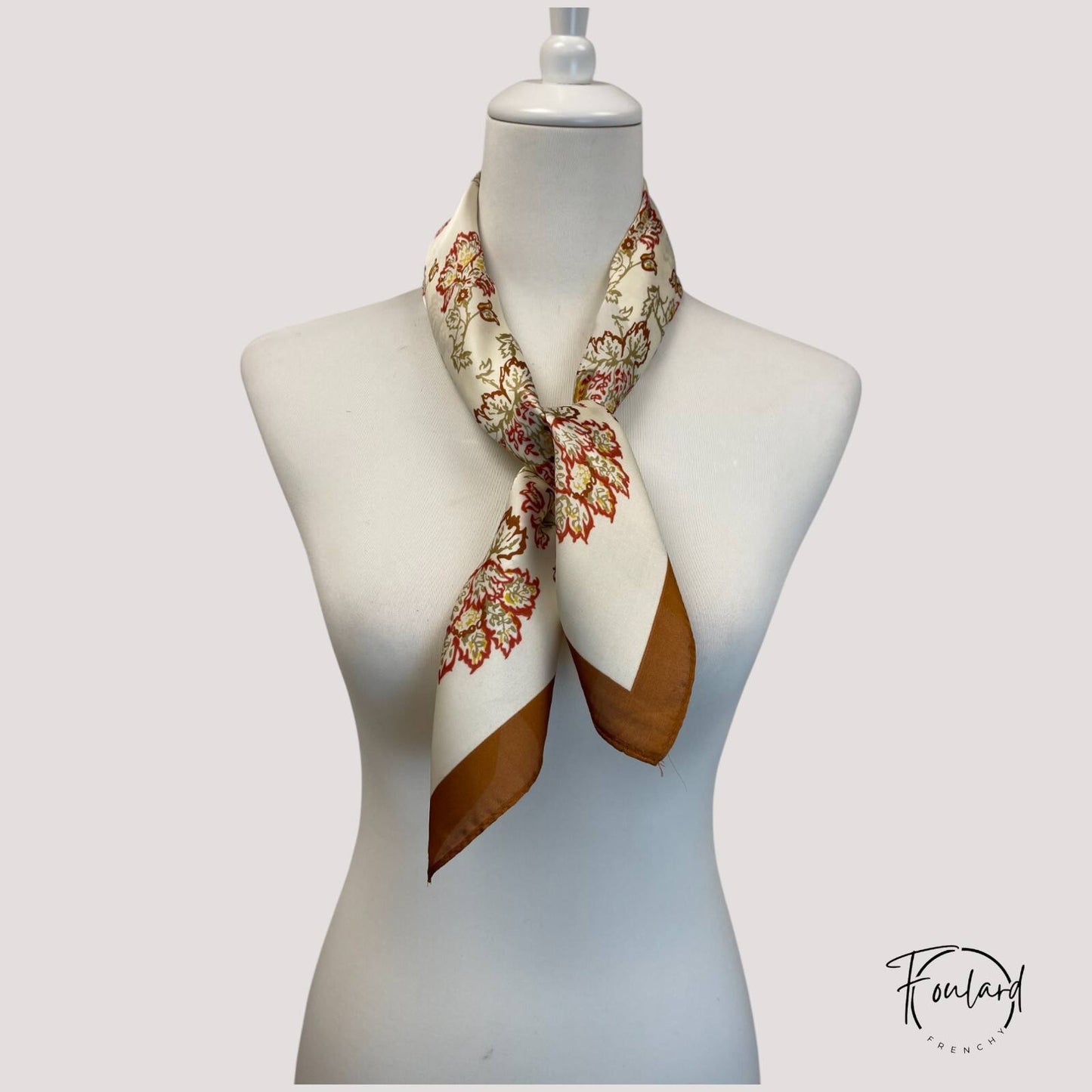 Gros plan sur le tissu brun texturé du foulard