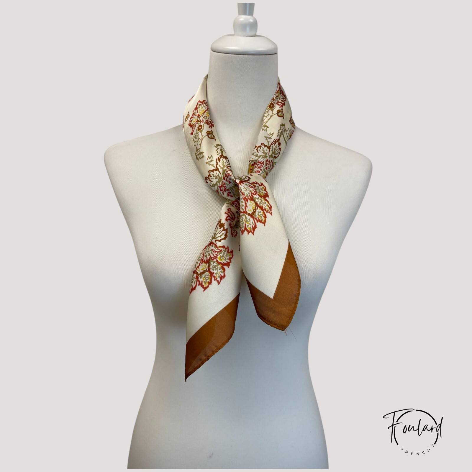 Gros plan sur le tissu brun texturé du foulard