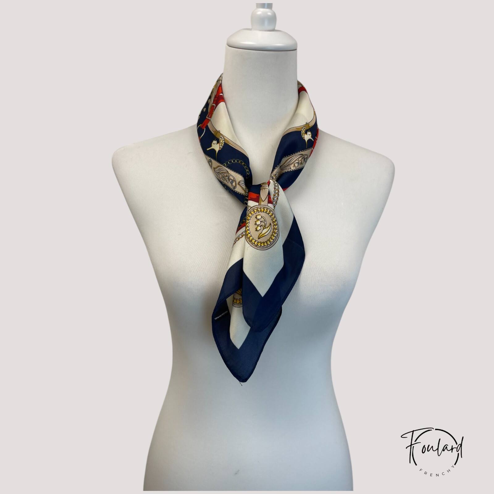 Vue de côté du foulard montrant sa texture fine
