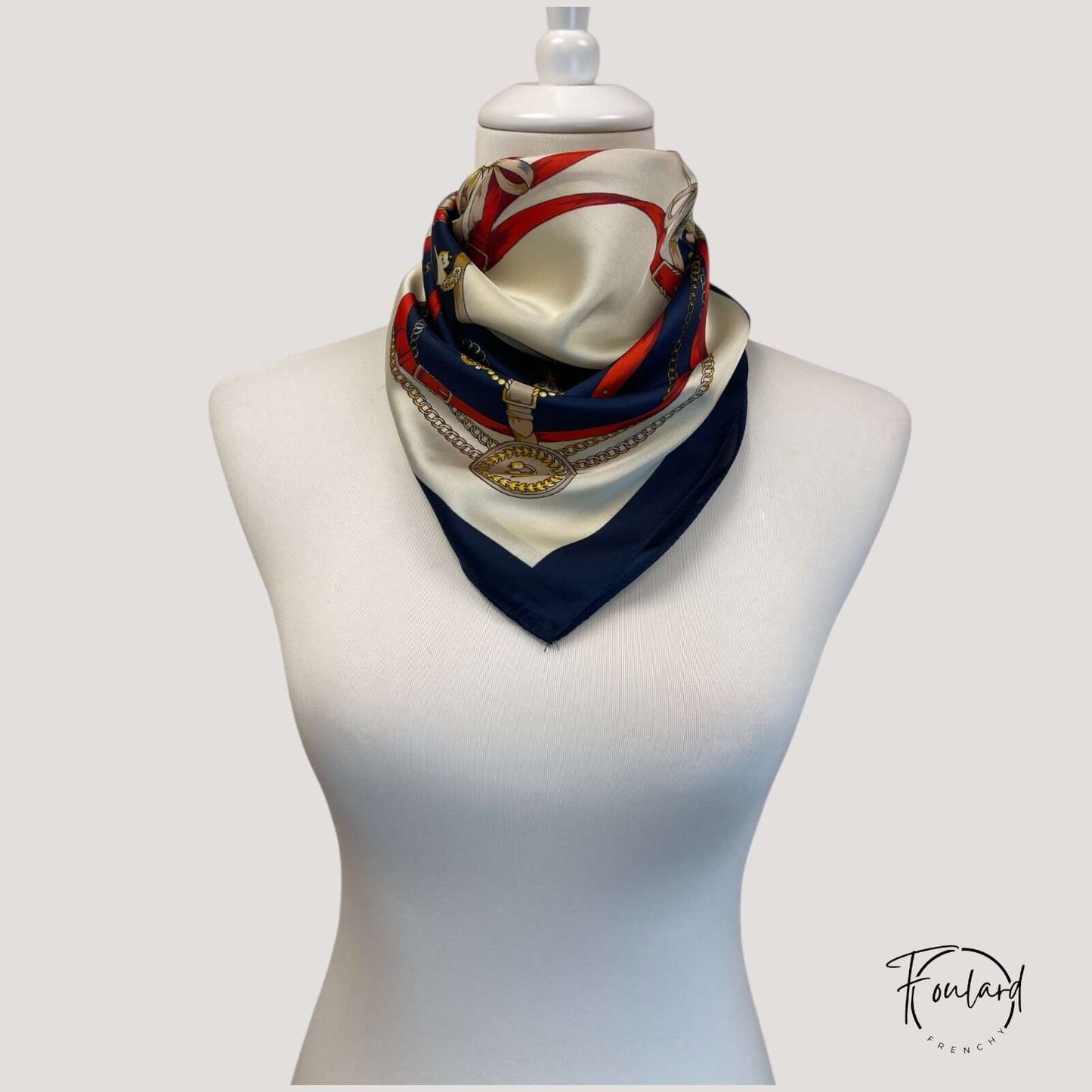 Gros plan sur le tissu doux et léger du foulard