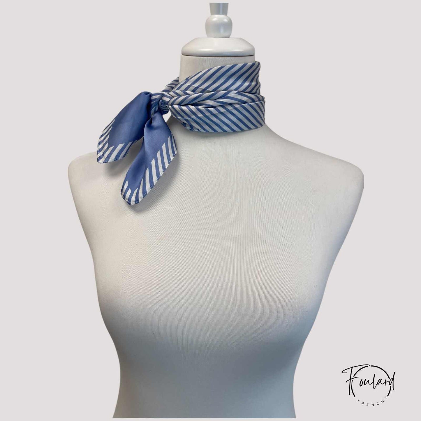 Gros plan sur le tissu rayé bleu et blanc du foulard