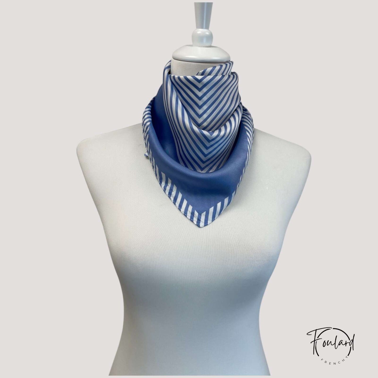 Foulard carré à rayures bleues sur fond blanc