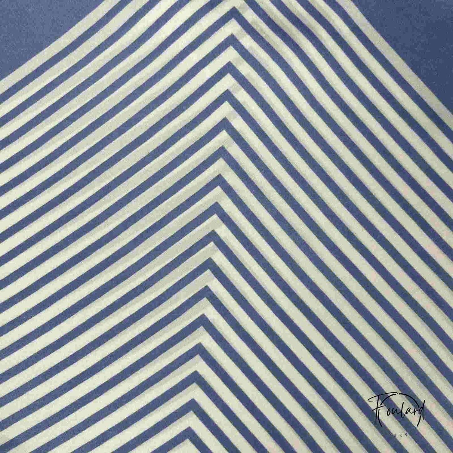 Vue d'ensemble du foulard rayé bleu déplié