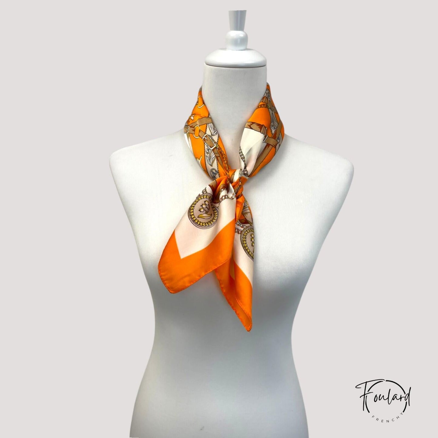 Foulard orange étalé, montrant sa forme carrée de 70 cm