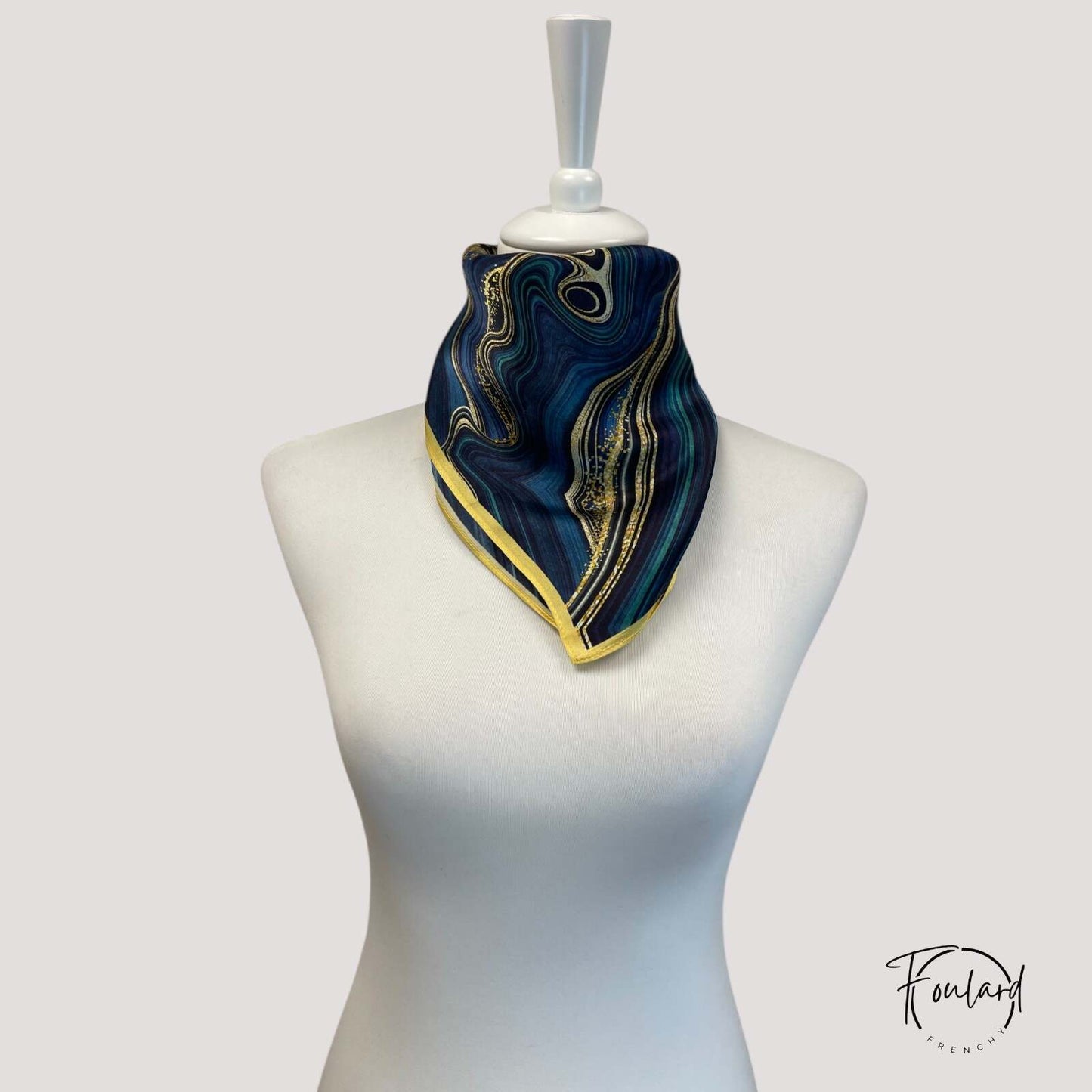 Foulard carré vert en soie avec motifs dessinés
