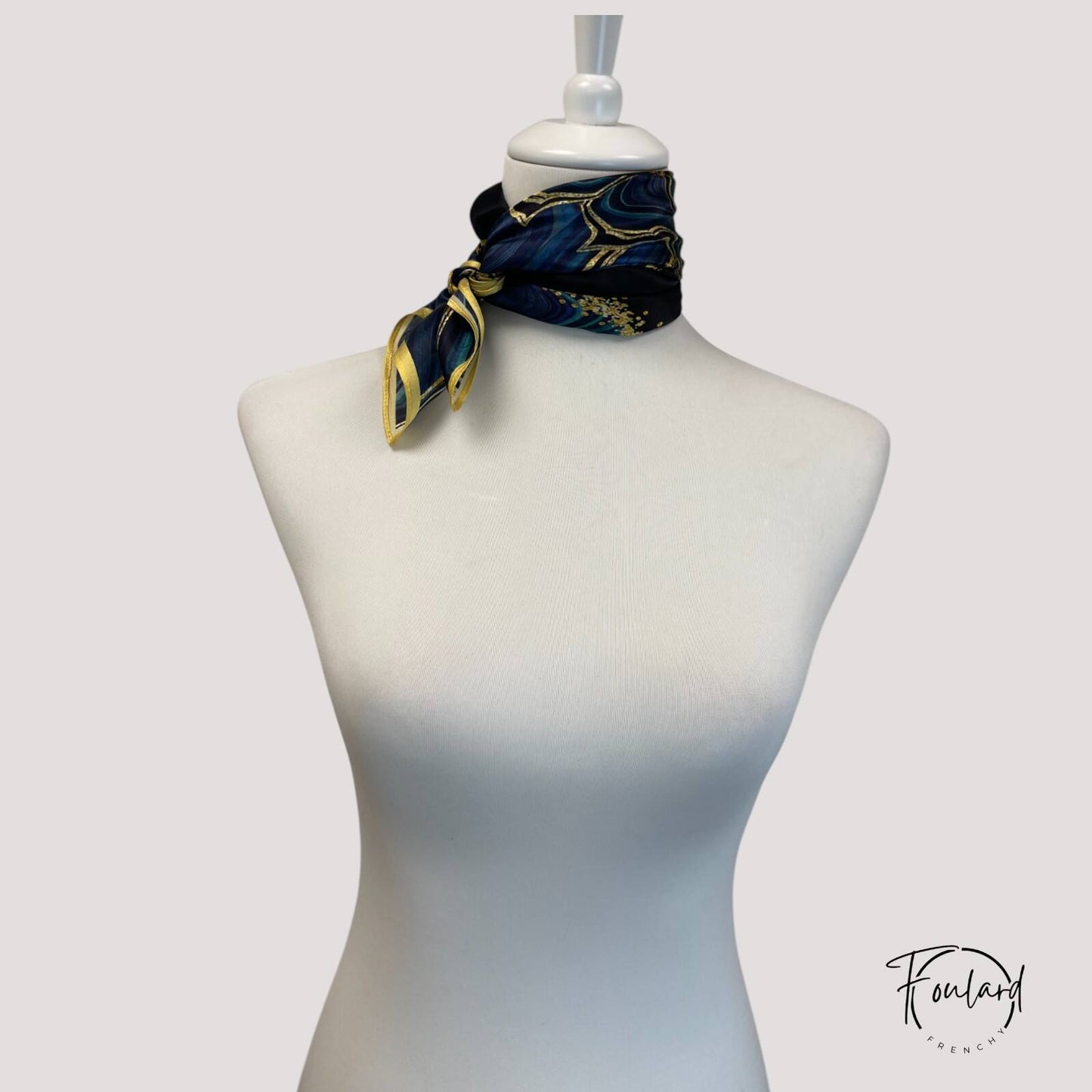 Détail des motifs frémissants sur foulard en soie