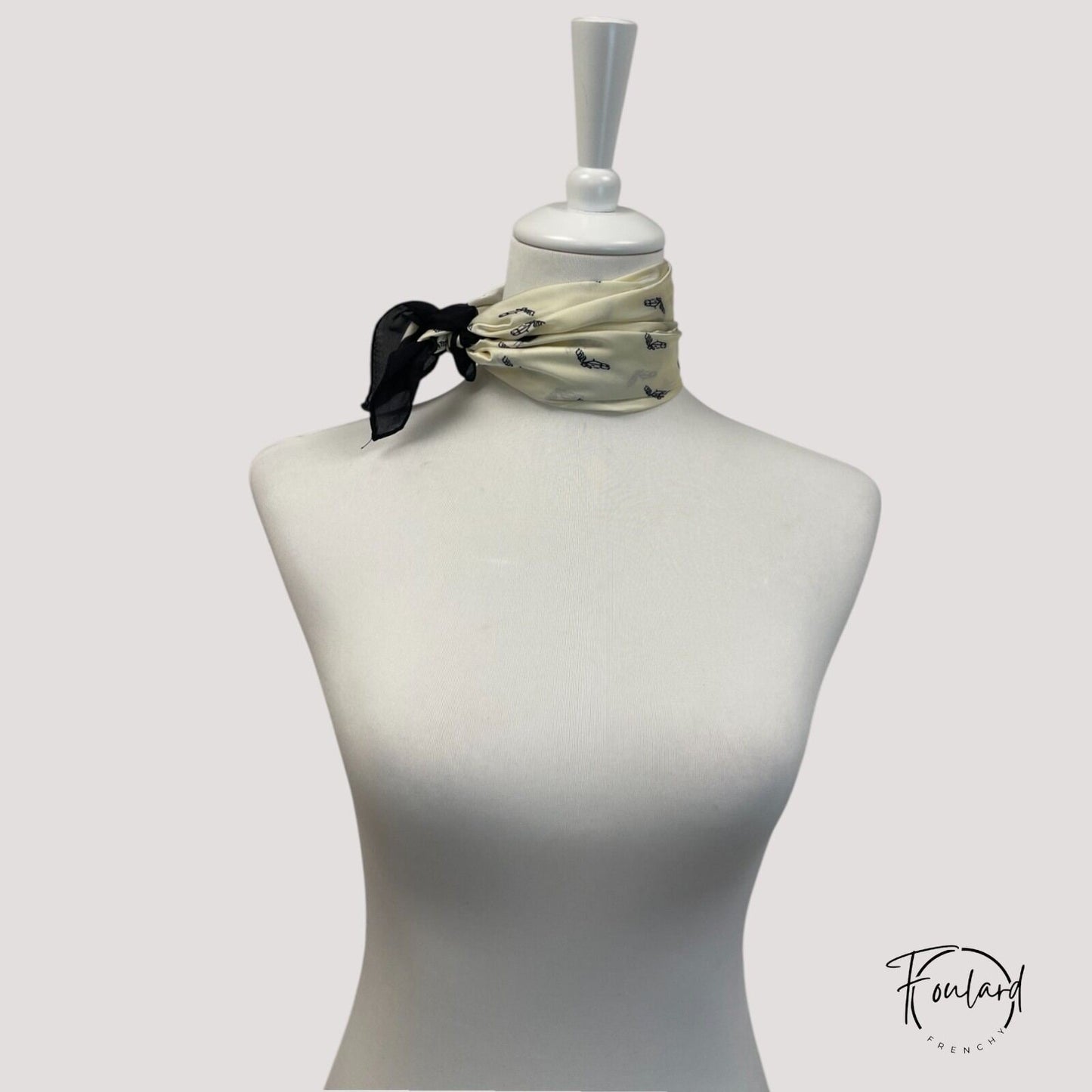 Gros plan sur le tissu fin et doux du foulard blanc
