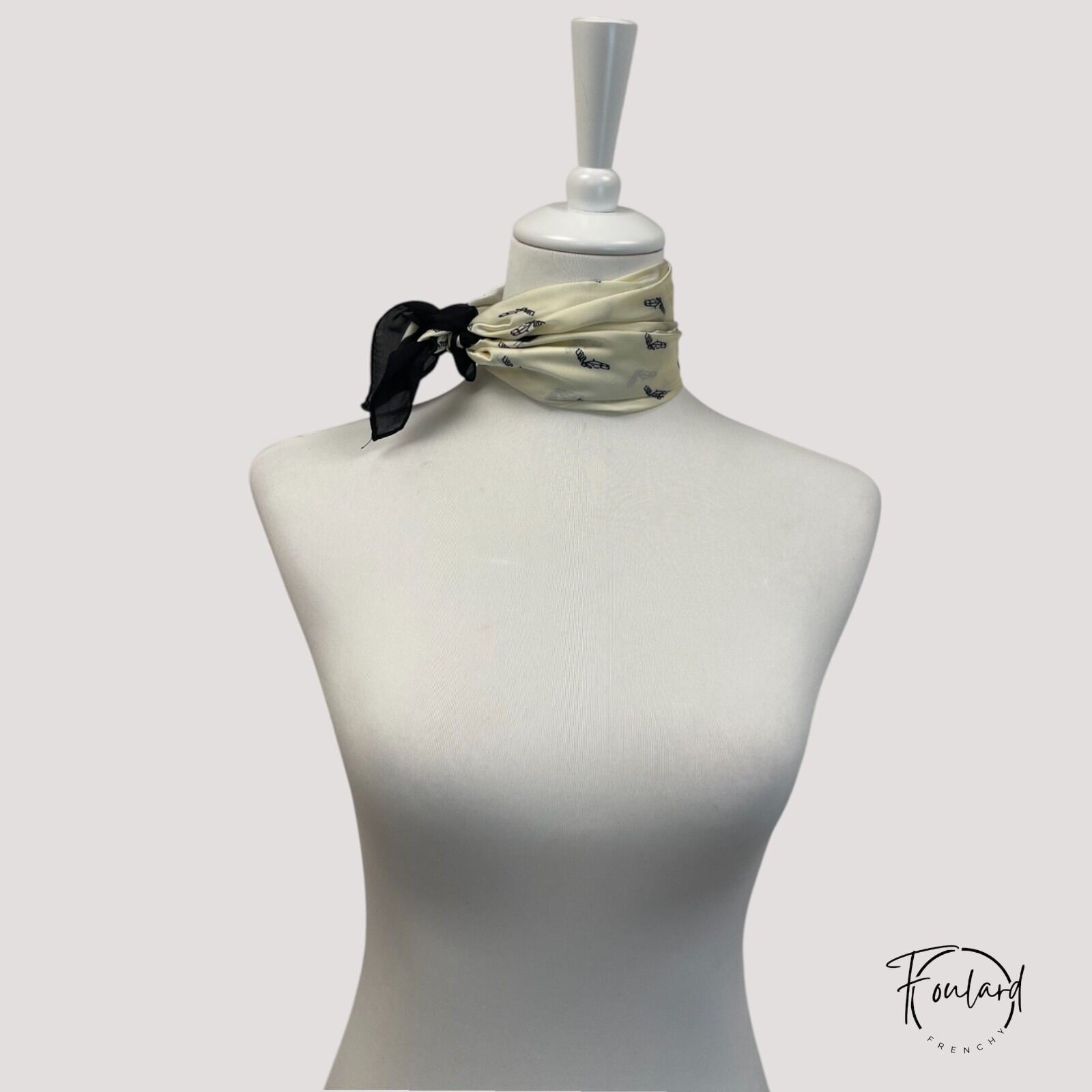 Gros plan sur le tissu fin et doux du foulard blanc