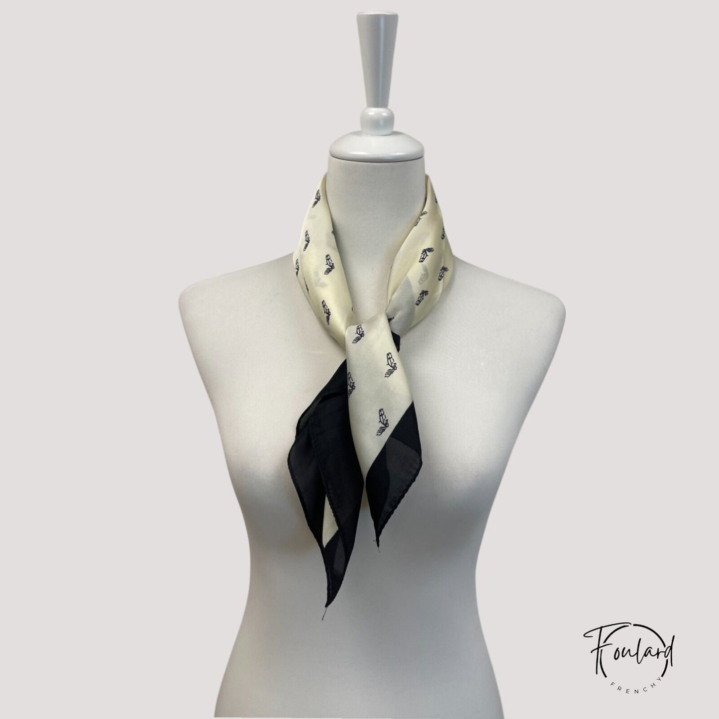 Foulard blanc plié en triangle sur fond neutre