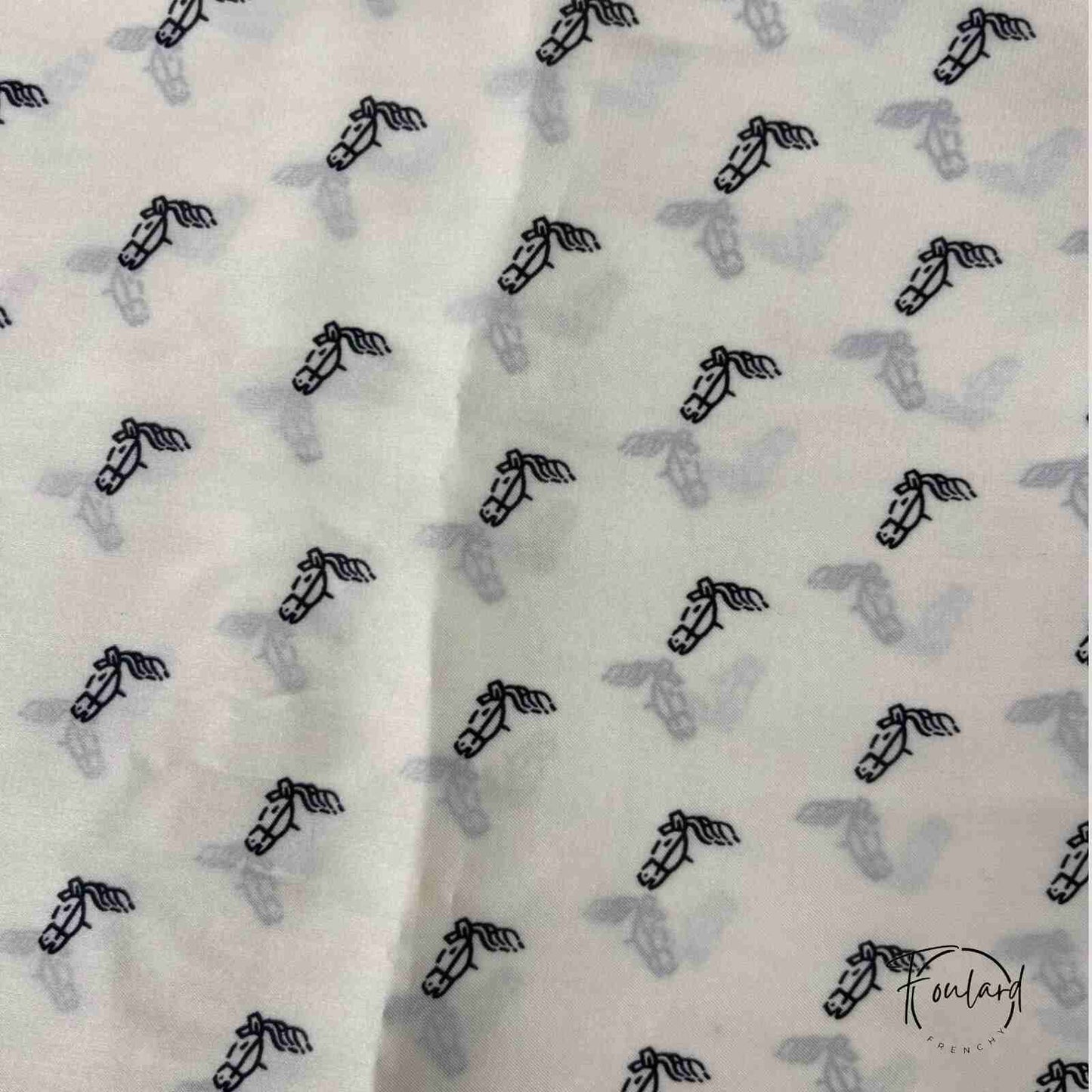 Vue de côté du foulard blanc montrant sa texture légère