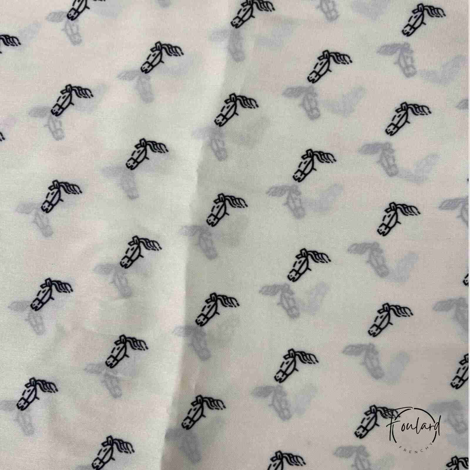 Vue de côté du foulard blanc montrant sa texture légère