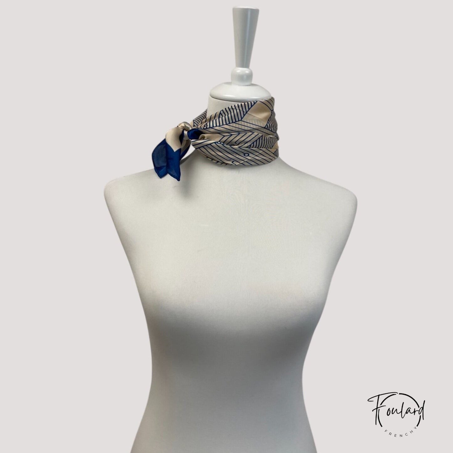 Foulard rose noué autour d'un cou, style élégant