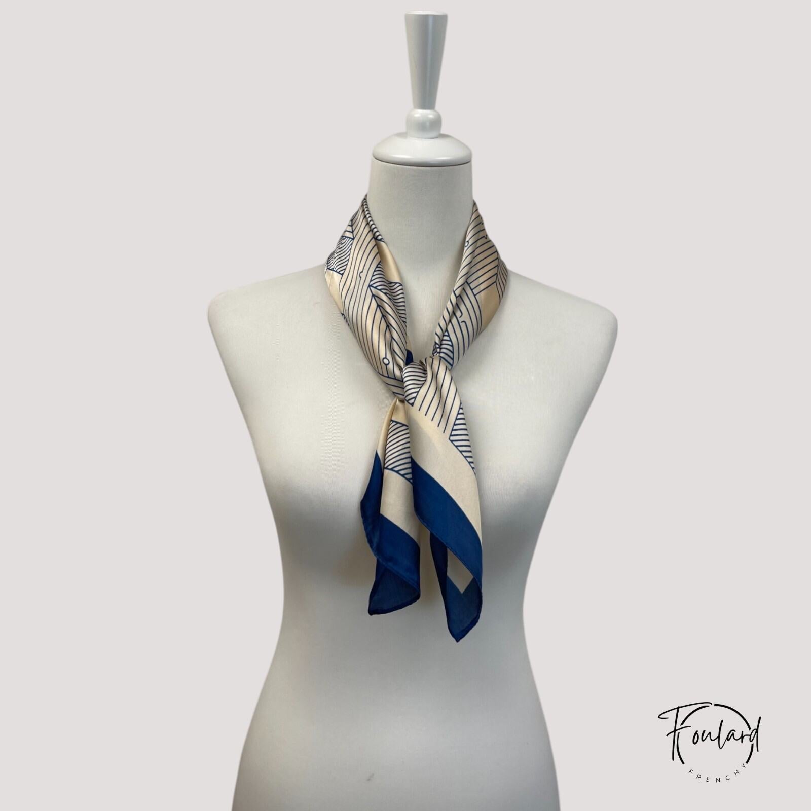 Zoom sur le tissu rose du foulard, texture visible