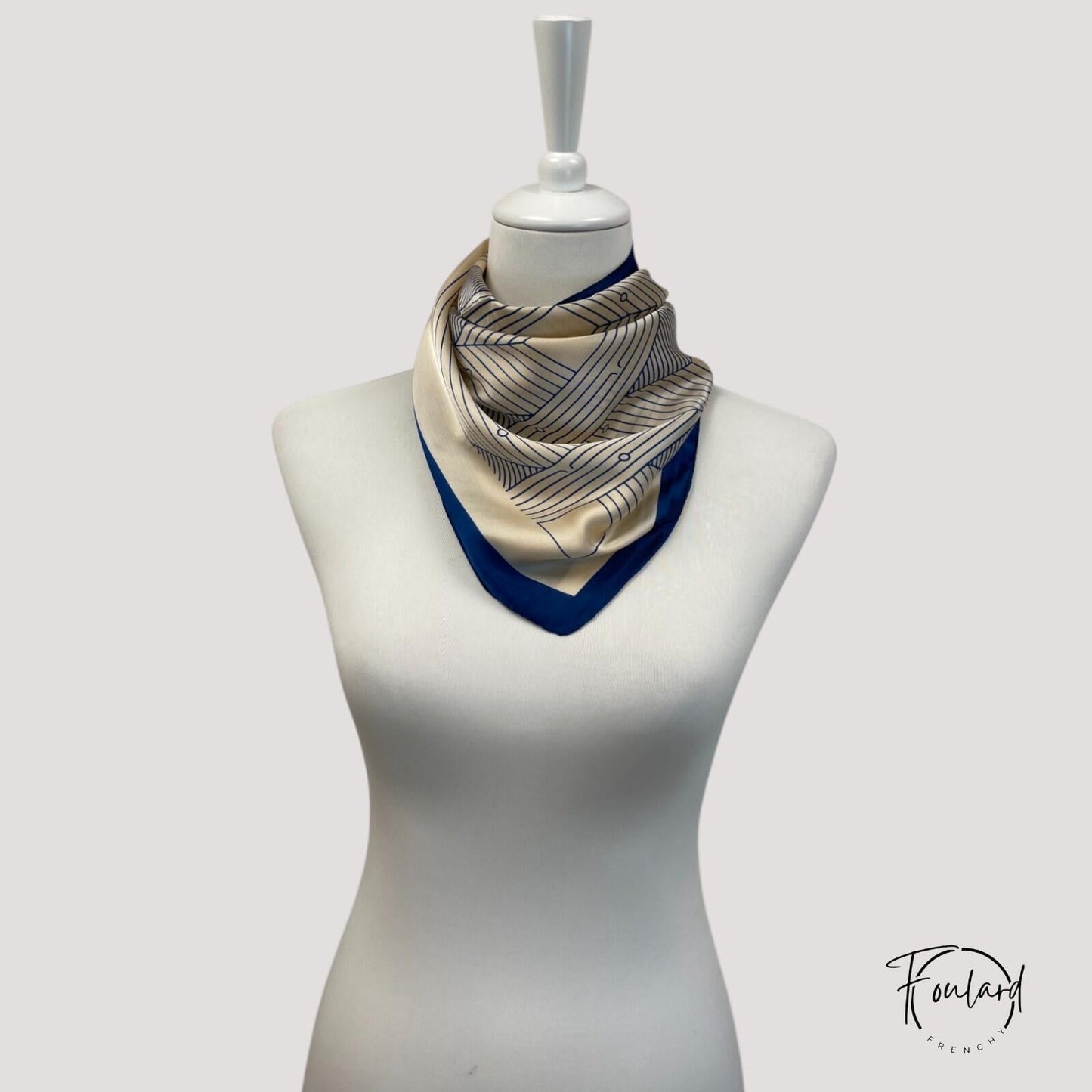 Foulard rose en polyester doux, vue pliée
