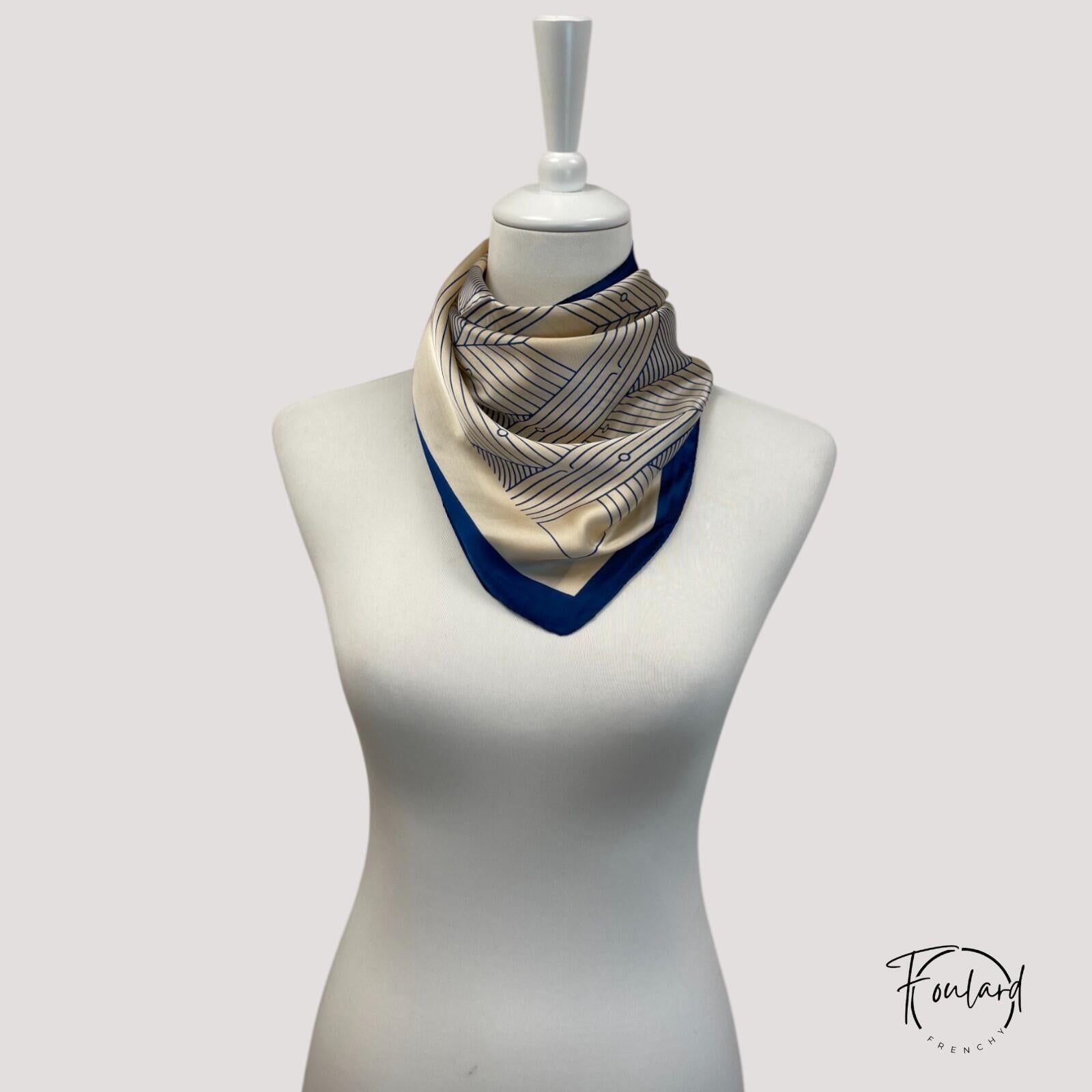 Foulard rose en polyester doux, vue pliée