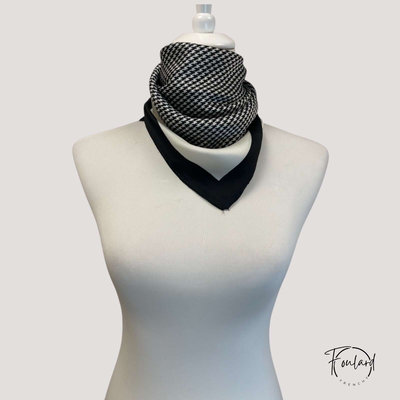 Foulard noir en polyester doux posé à plat