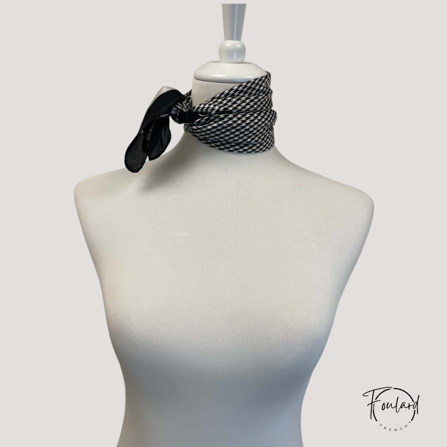 Gros plan sur le tissu noir du foulard élégant