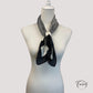 Foulard noir noué autour d'un mannequin