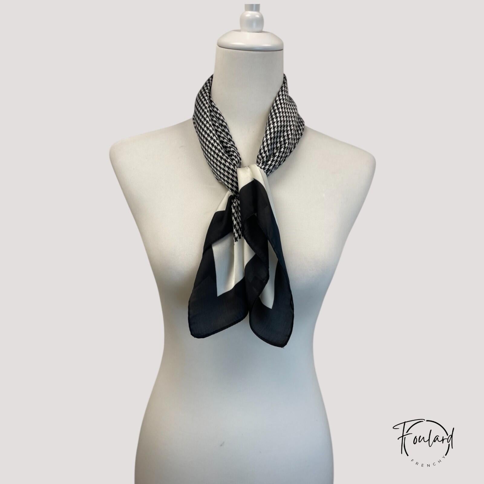 Foulard noir noué autour d'un mannequin