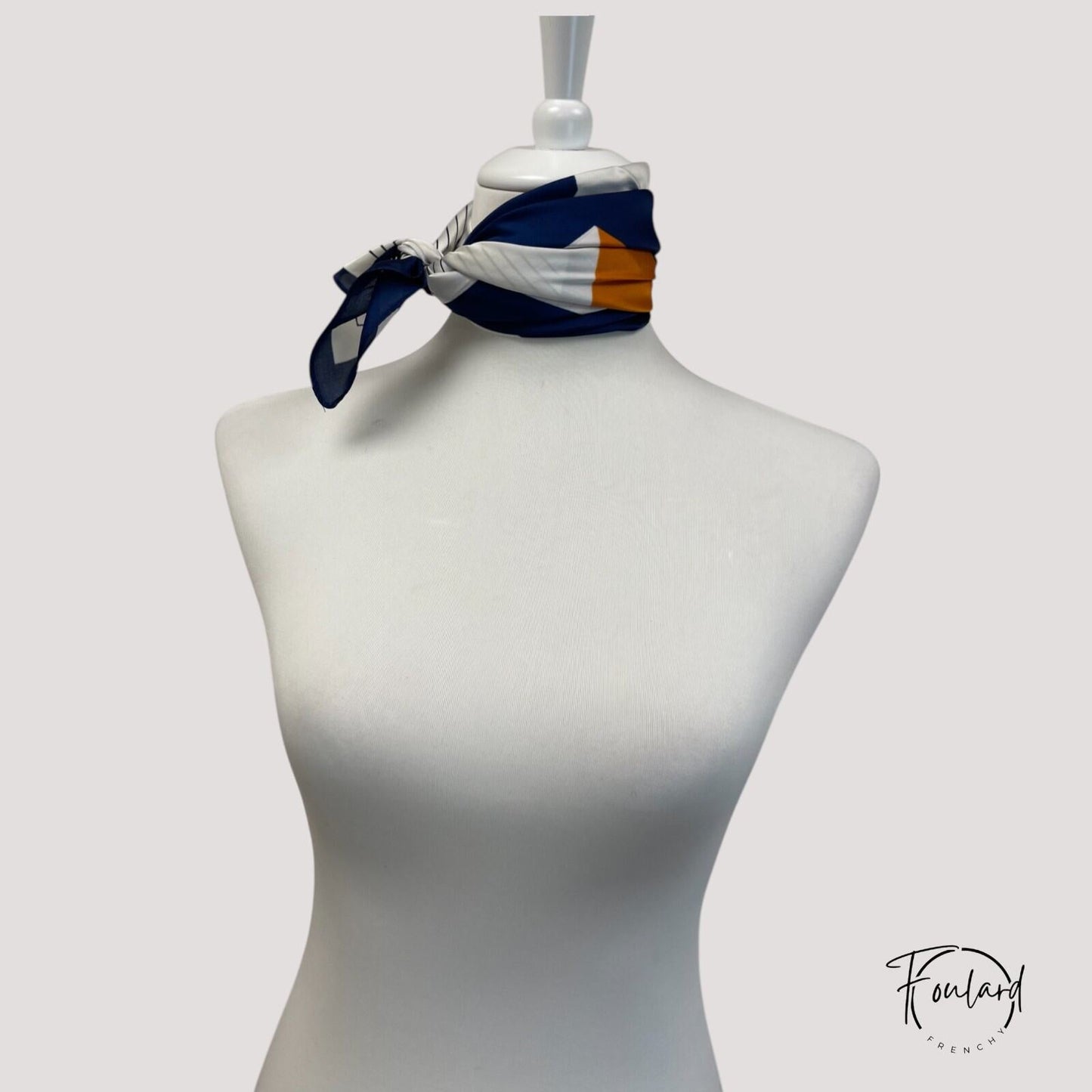 Vue rapprochée du tissu polyester doux et léger du foulard