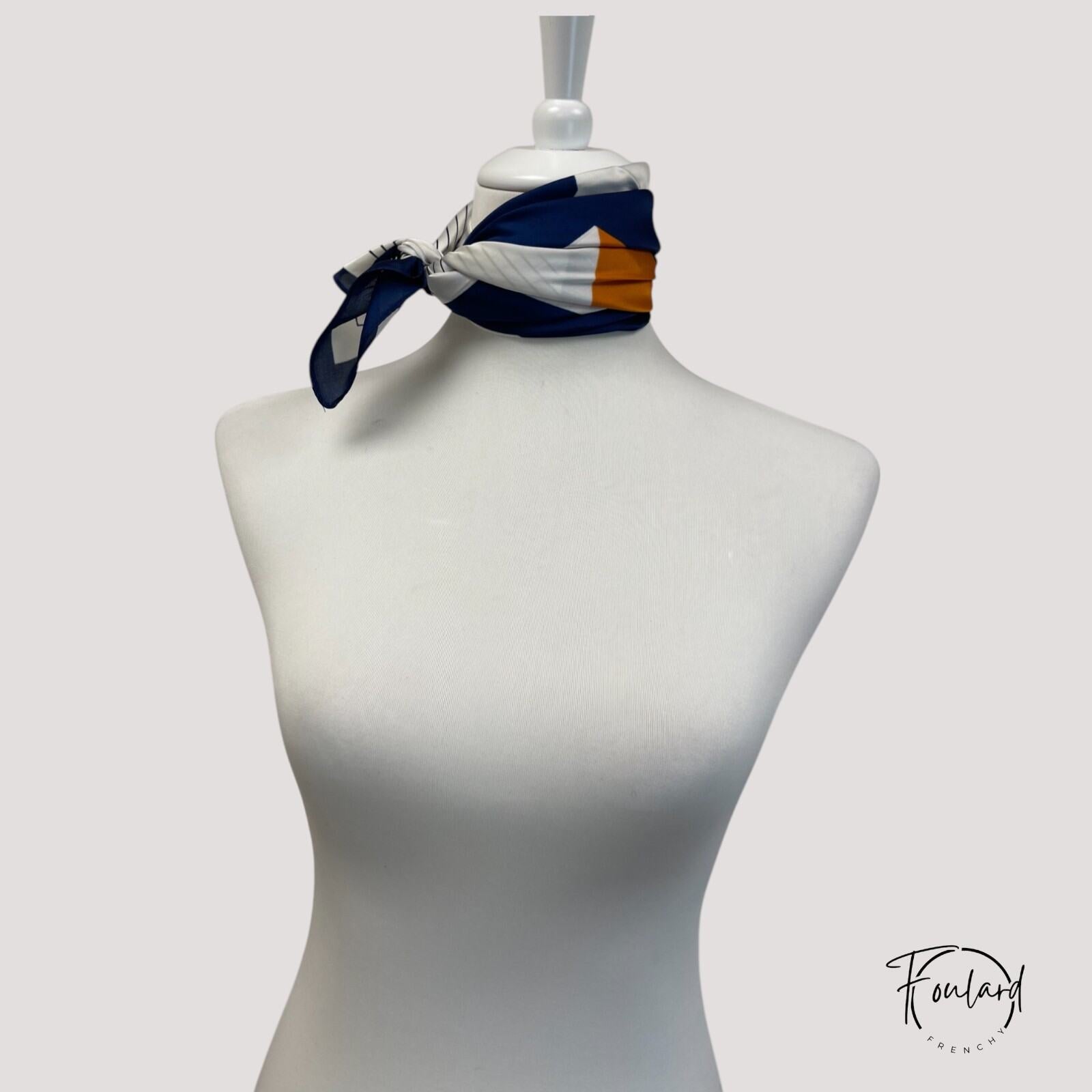 Vue rapprochée du tissu polyester doux et léger du foulard