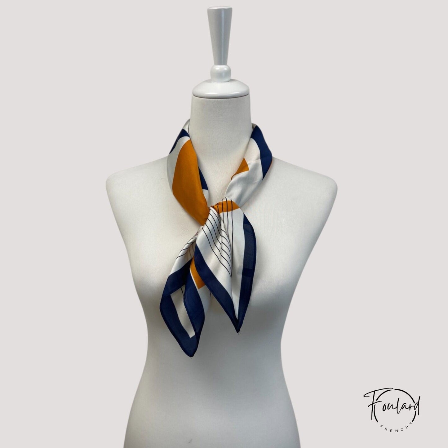 Foulard carré avec motif géométrique coloré sur fond blanc