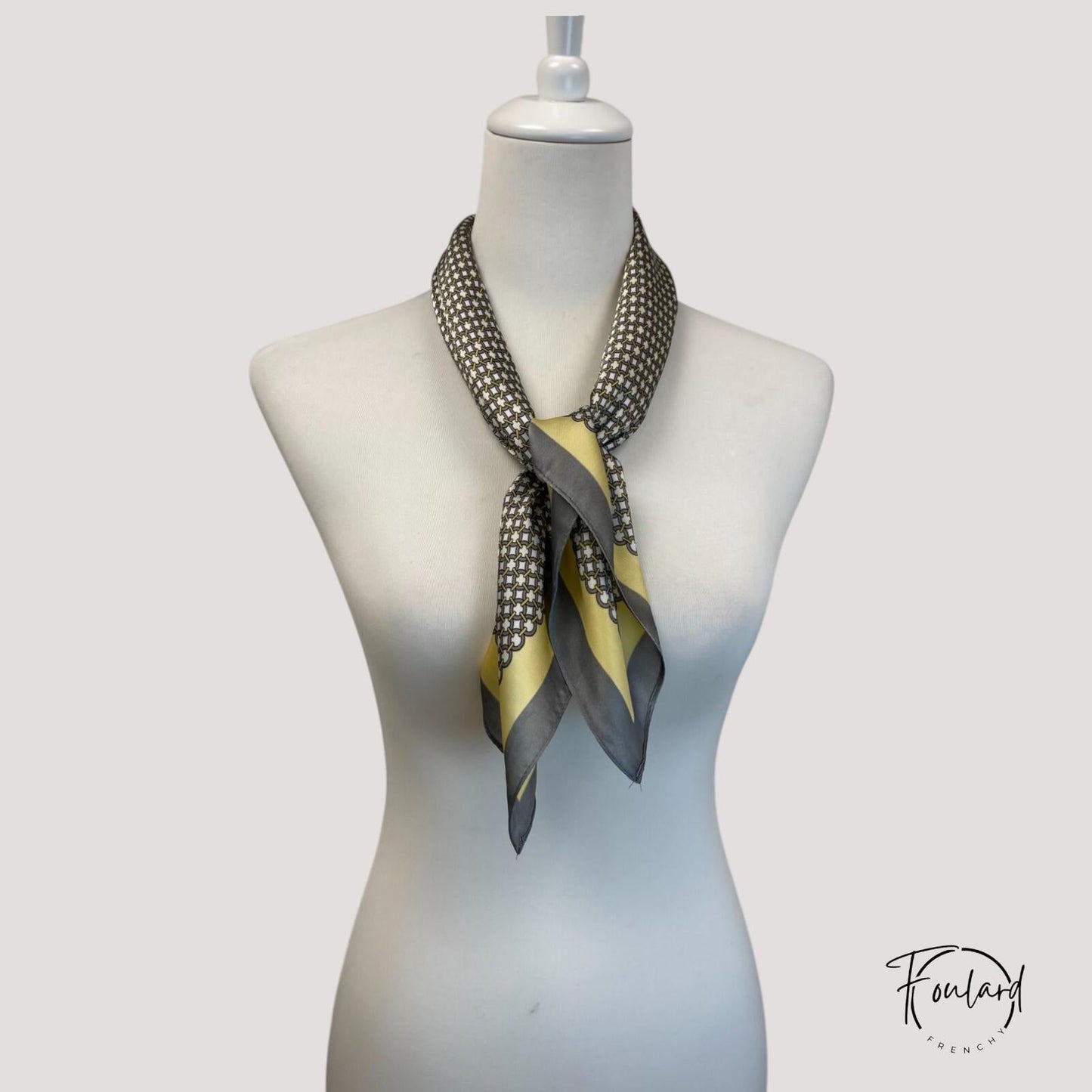 Détail du motif graphique sur foulard en polyester