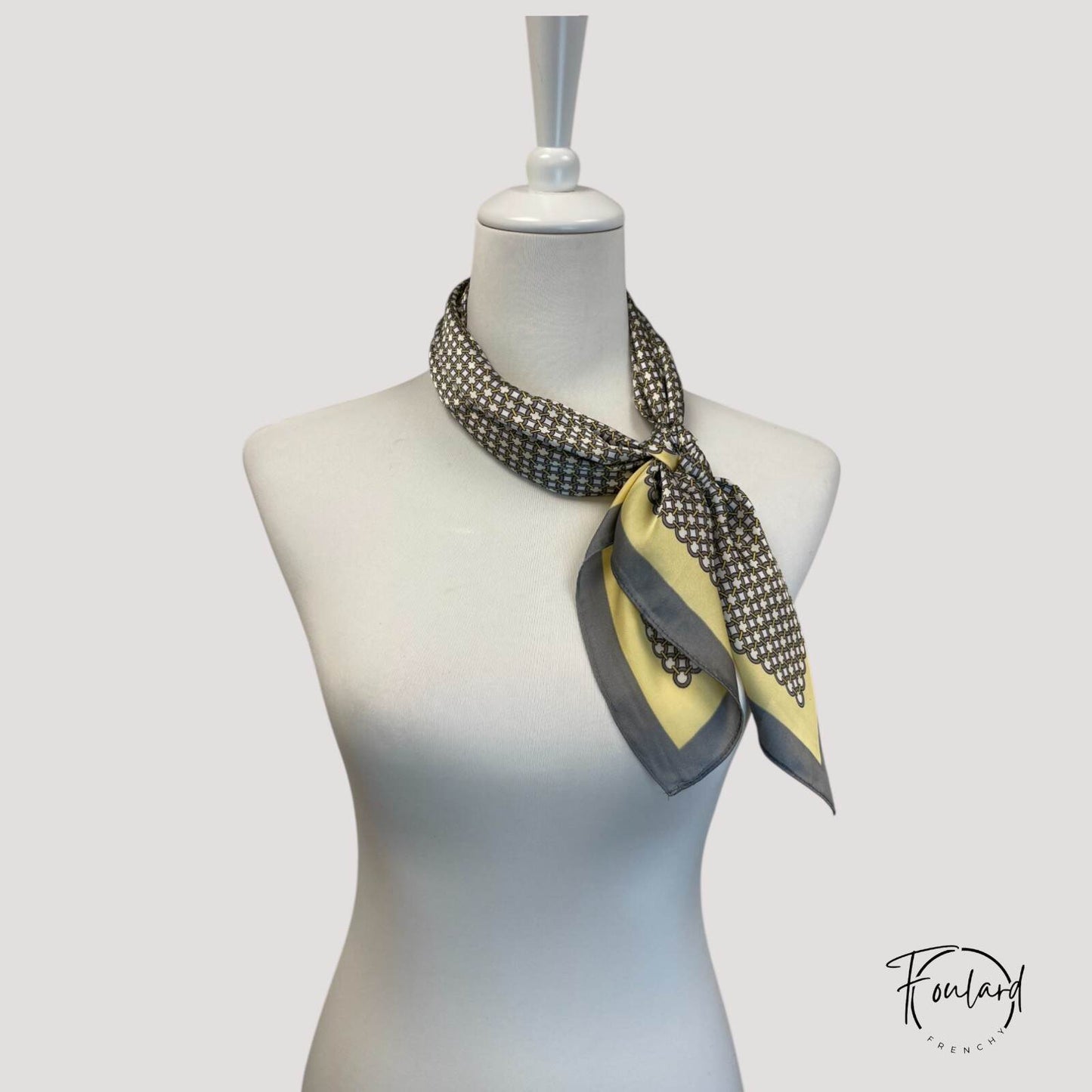 Motif entrecroisé sophistiqué sur foulard élégant