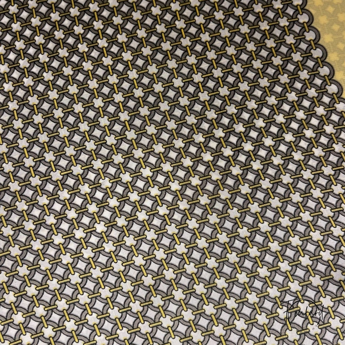 Foulard plié montrant texture fluide et douce