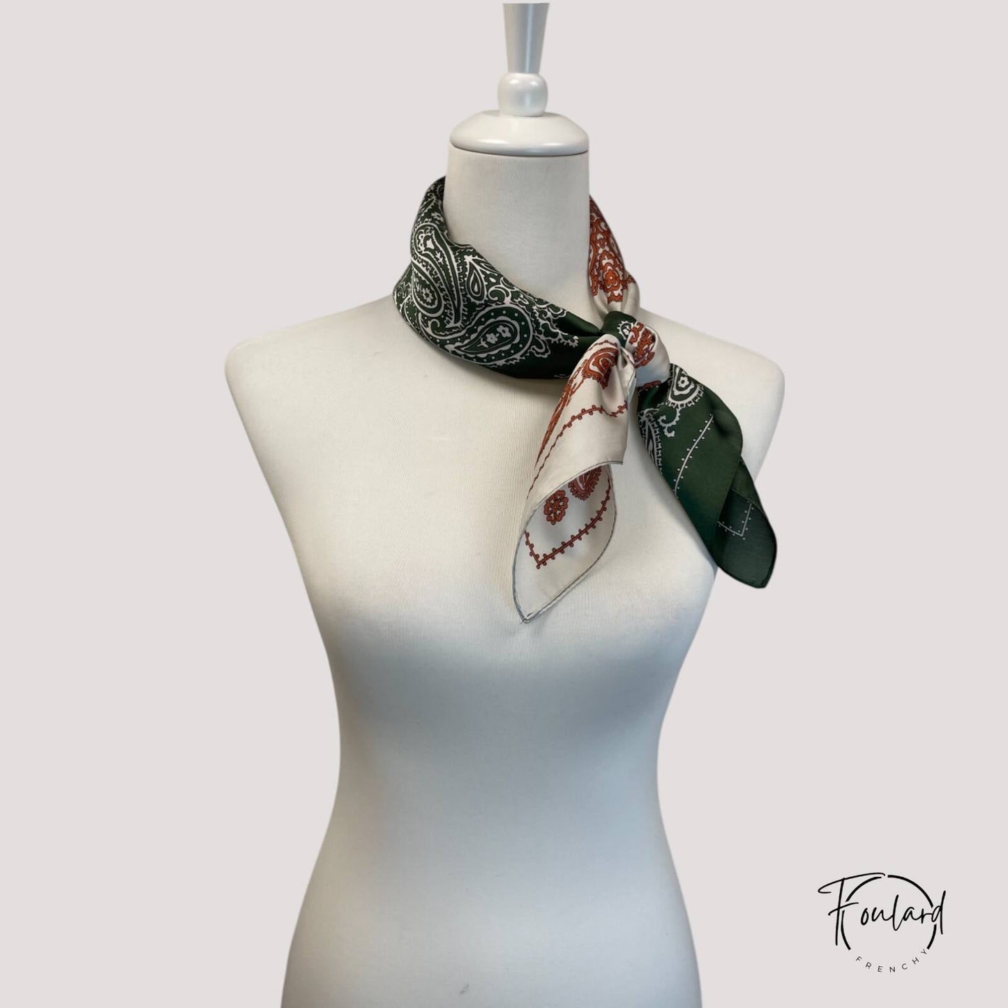 Foulard noué montrant contraste des couleurs et motifs