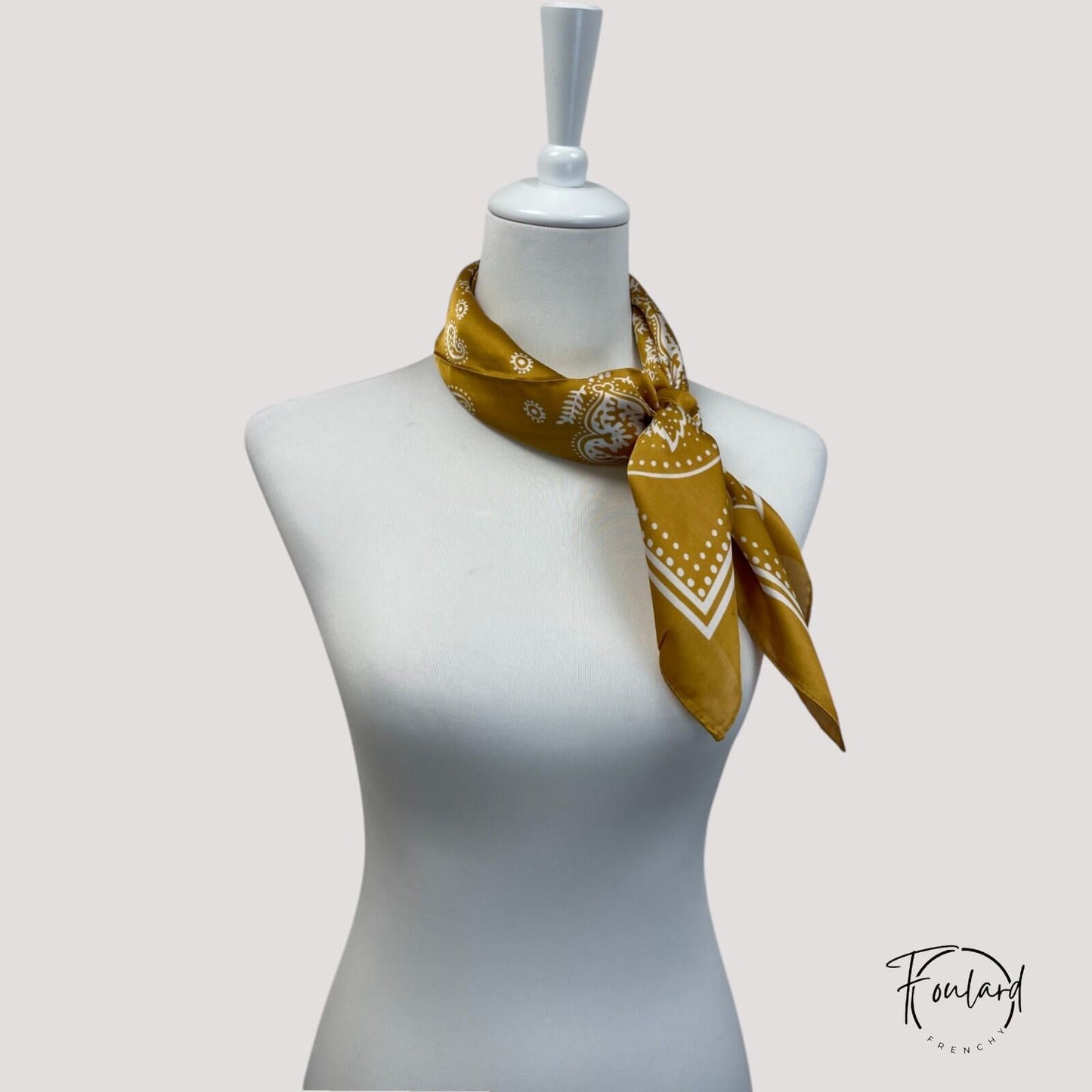 Foulard noué montrant le contraste des couleurs