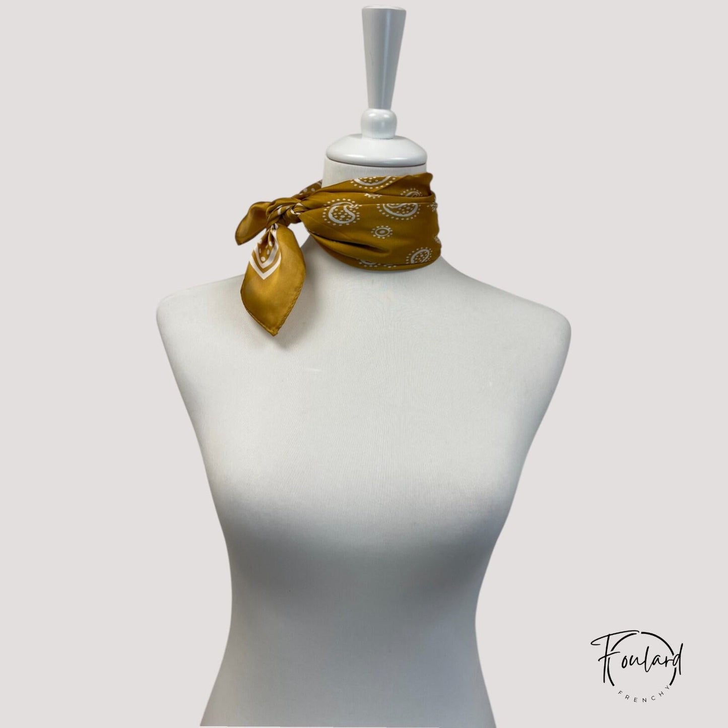 Détail du motif floral stylisé sur fond jaune