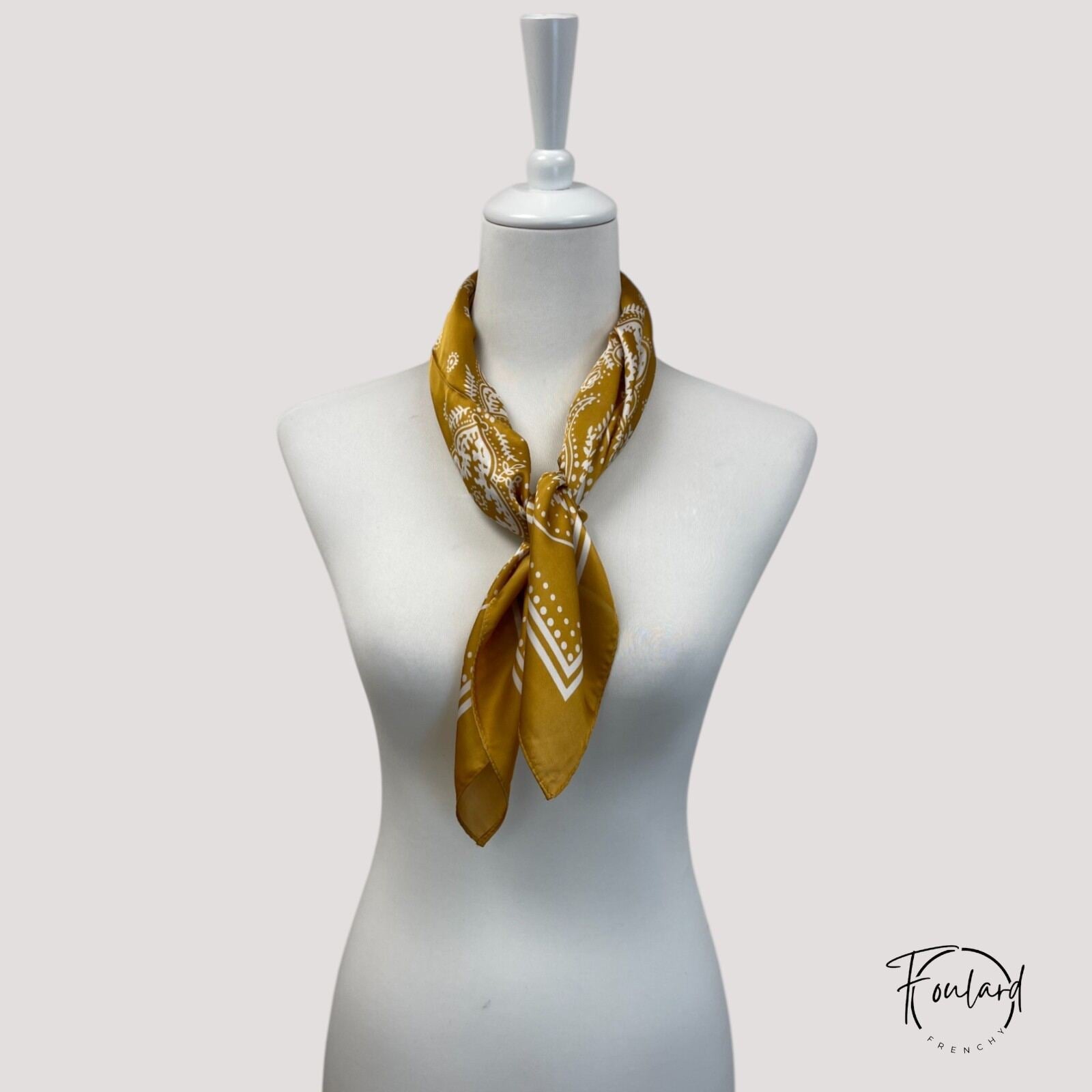 Foulard carré moutarde avec motifs bandana blancs