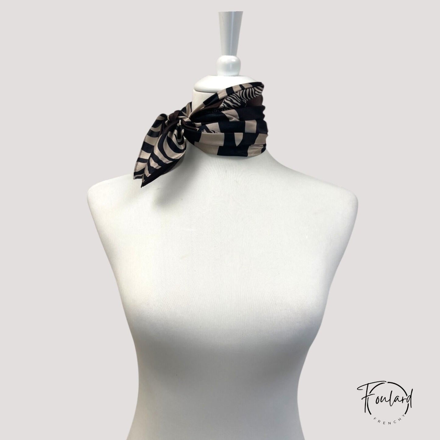 Détail du tissu soyeux marron avec motifs argentés