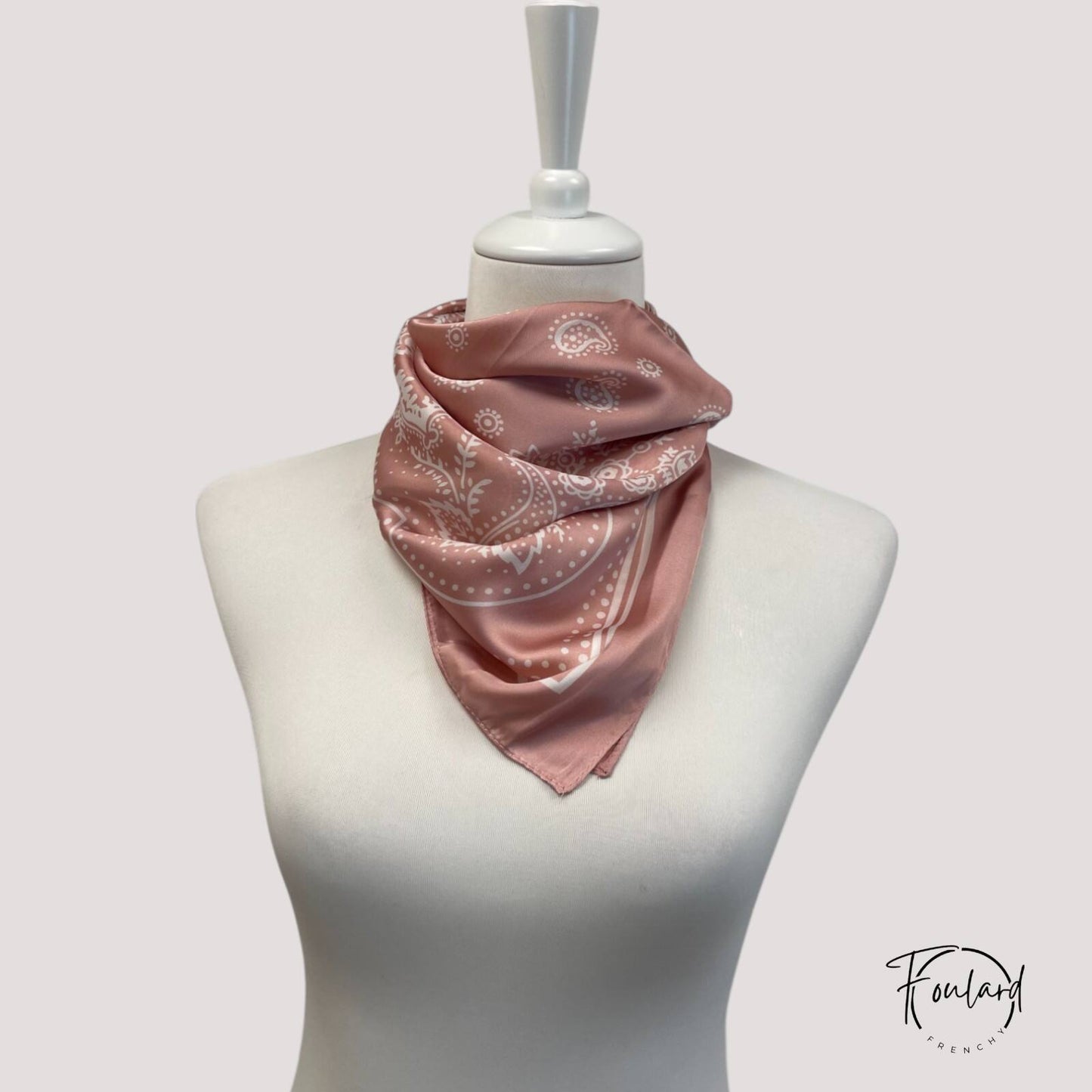 Foulard carré rose poudré avec motif bandana blanc