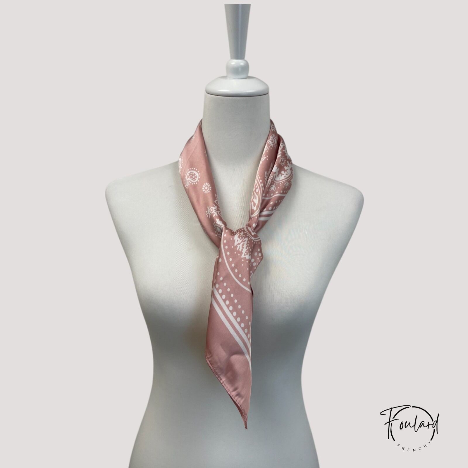 Foulard en polyester soyeux, texture fluide
