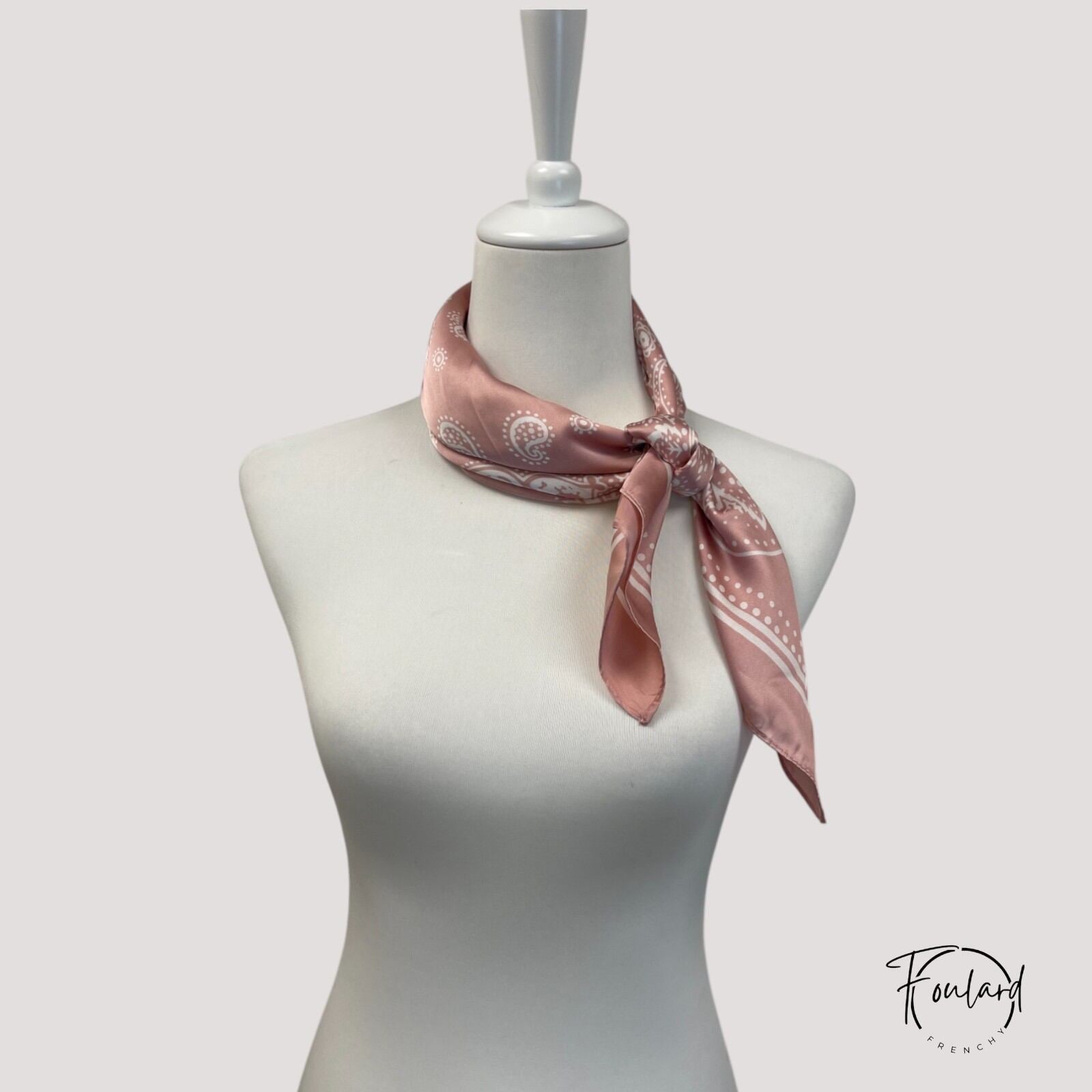 Vue d'ensemble du foulard carré 70x70 cm