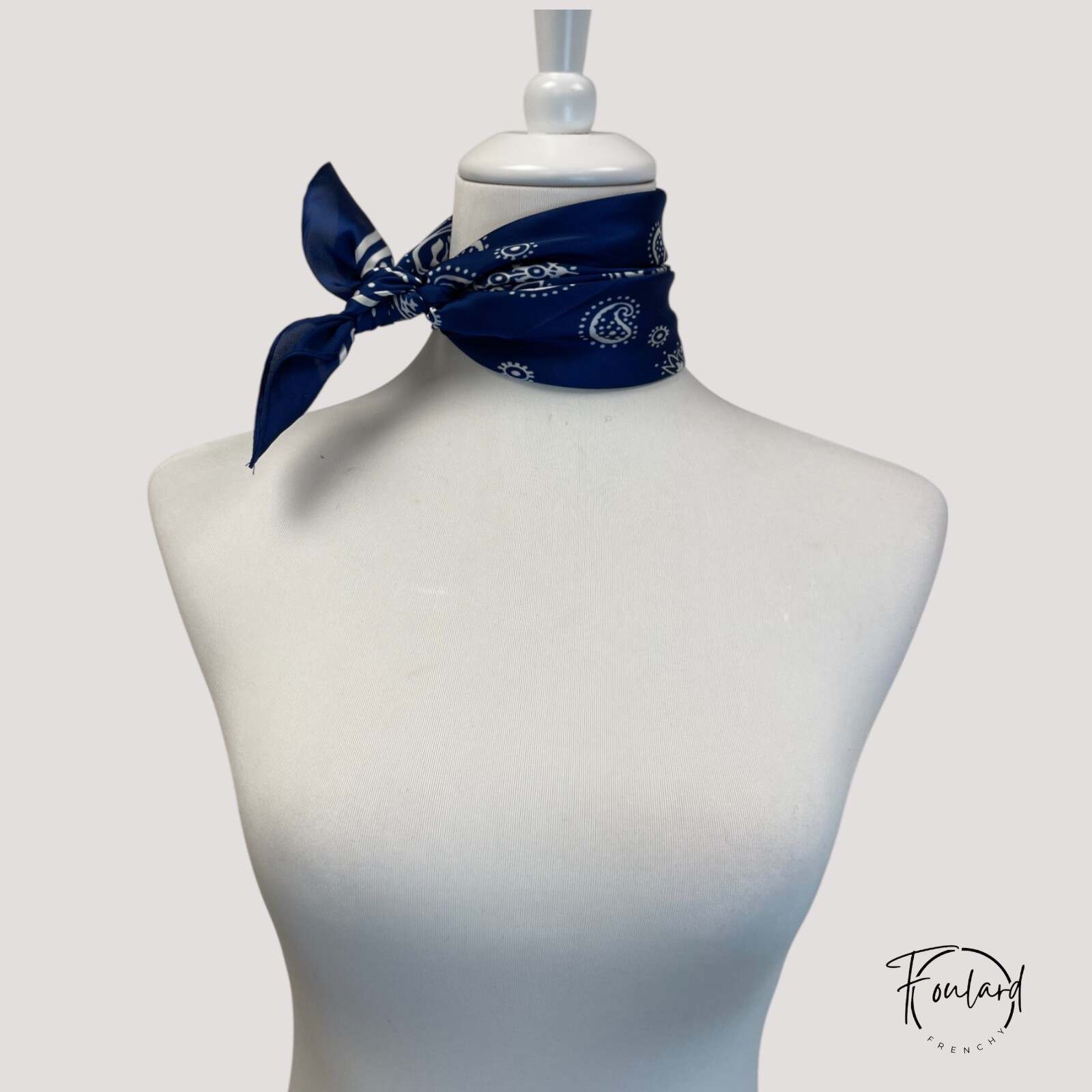 Gros plan sur les motifs floraux du foulard bandana