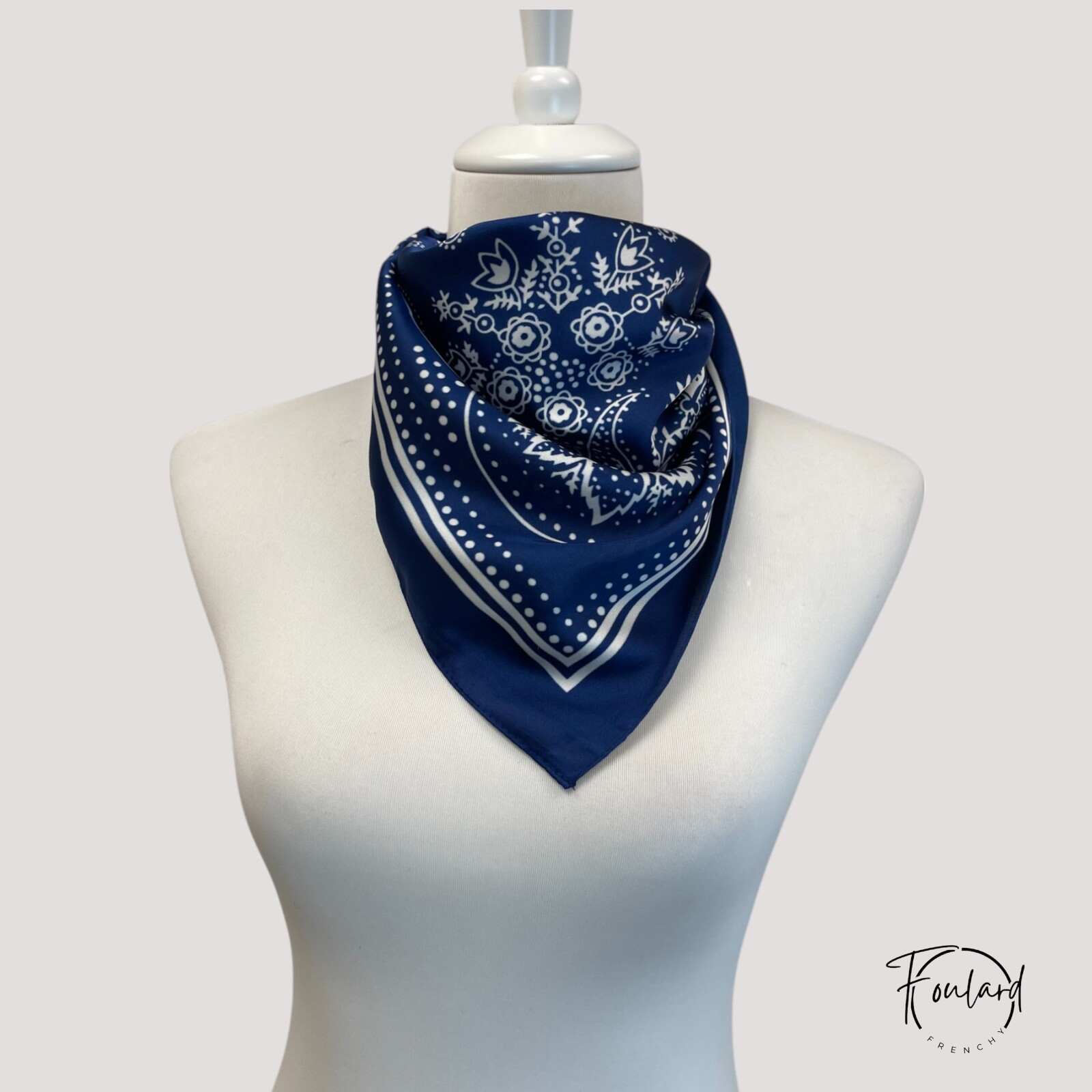 Foulard carré bleu marine avec motifs bandana blancs